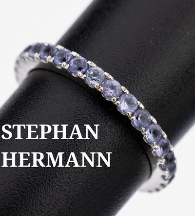 Image 18 kt gold tanzanite-memoryring , WG 750/000, 30 round bevelled tanzanites total approx. ...