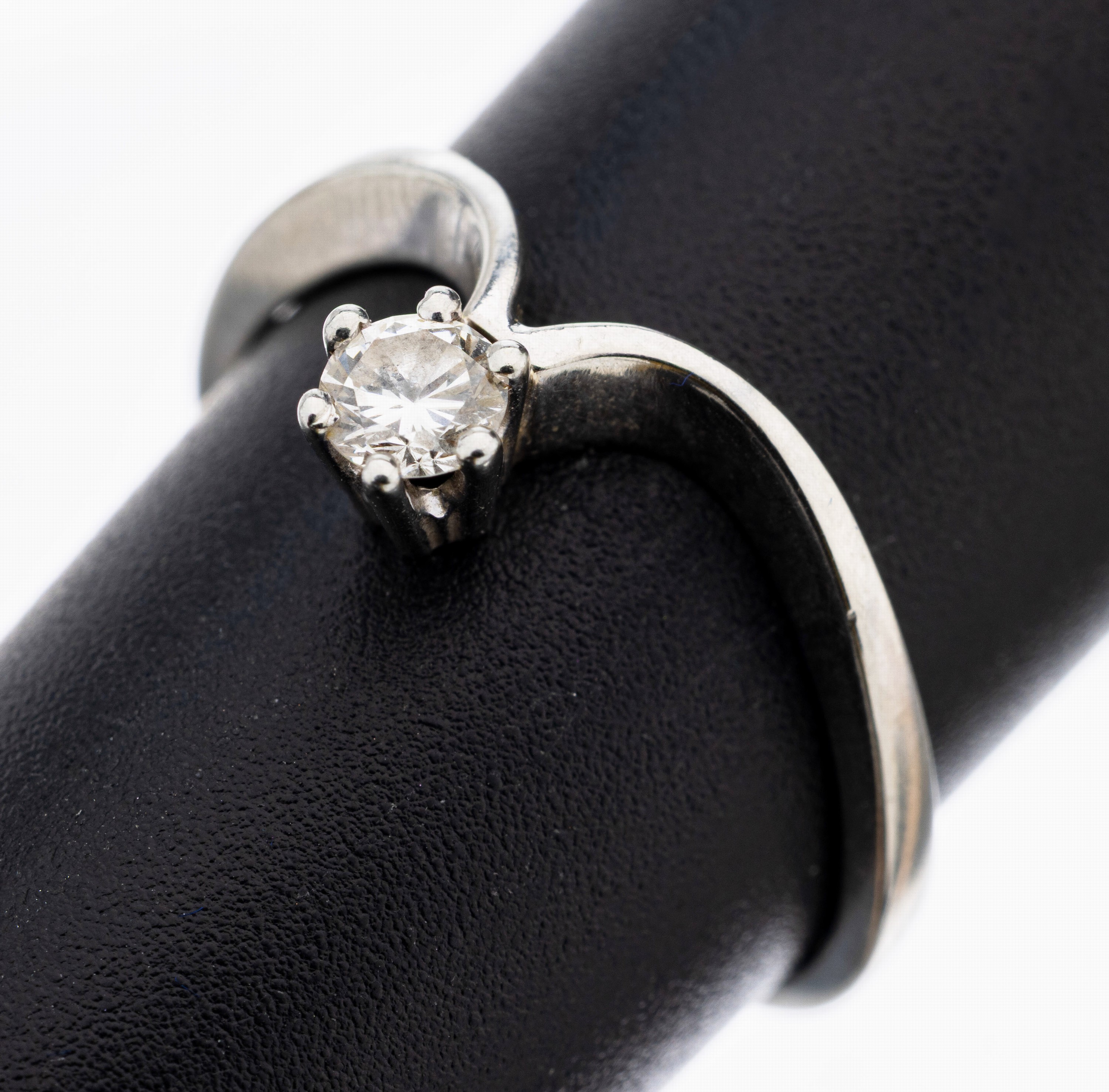 Image 27107327 - 14 kt Gold Brillant-Ring, WG 585/000, Brillant ca. 0.19 ct (grav.) Weiß/si, RW 53, ca. ...