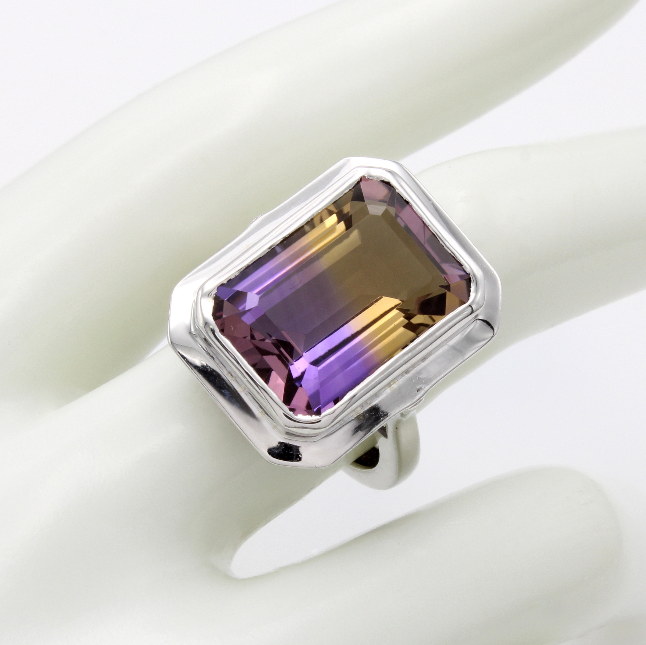 Image 27107775 - Ring mit Amytrin, 925er Silber, m. Unter- kaderung, achteck. Amytrin ca. 14.4 ct, RW ...