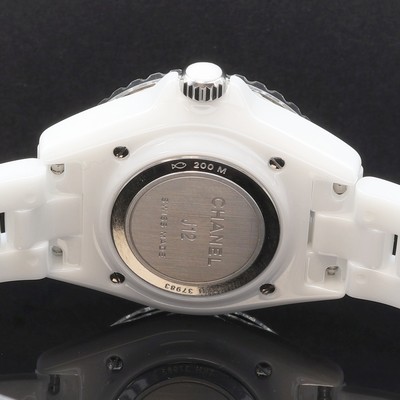 27107764e - CHANEL J12 neuwertige Damenarmbanduhr Referenz H5698, quarz, weißes Keramikgeh. inkl. ...