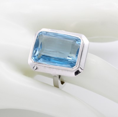 27107766b - Ring mit Blautopas, 925er Silber, fac., achteck. Blautopas (beh.) in glatter Fassung ca. ...