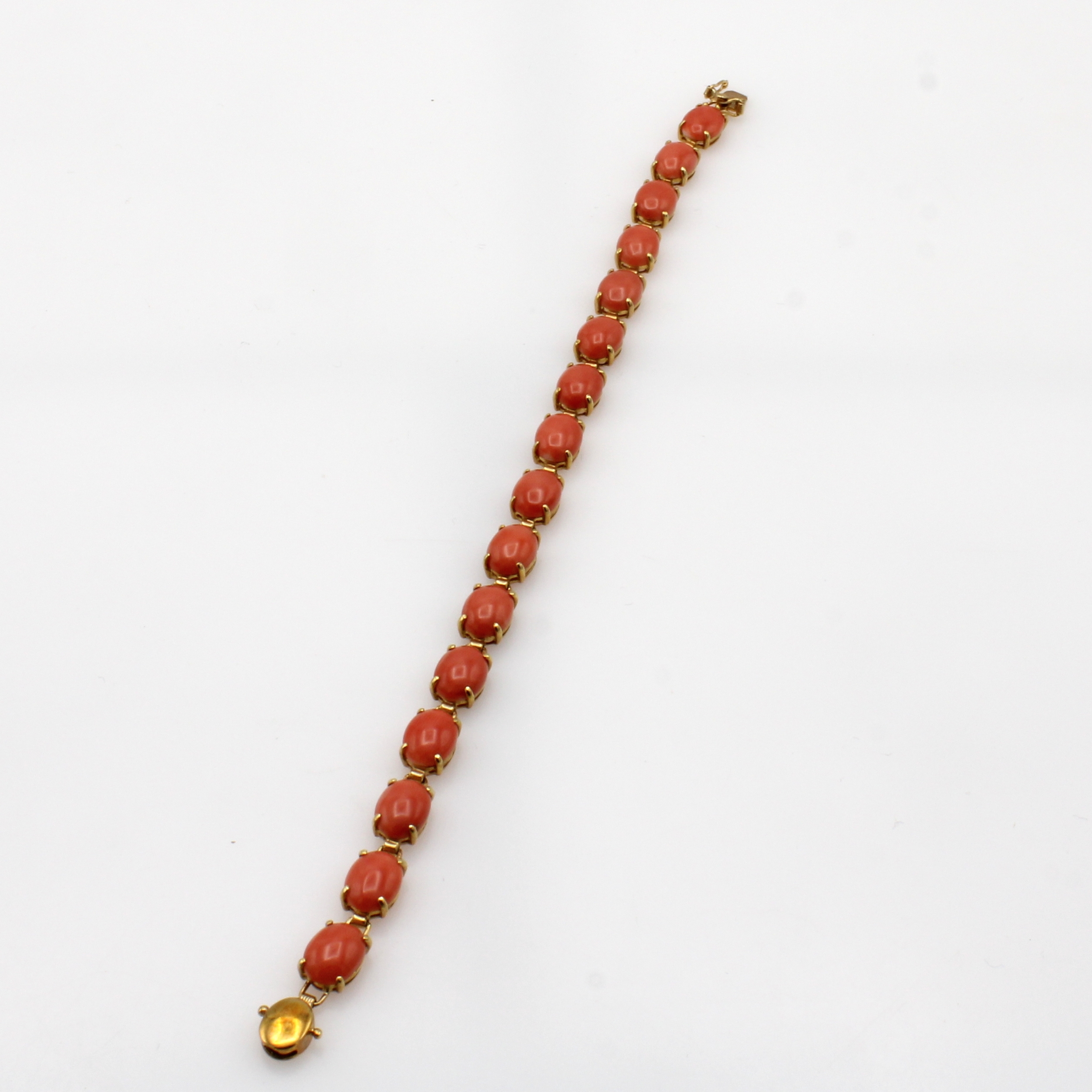 Image 27107805 - Armband mit Korallen, GG 750/000, 16 Korall-cabochons, Kastenschl. m. Sicherheitsacht, ...