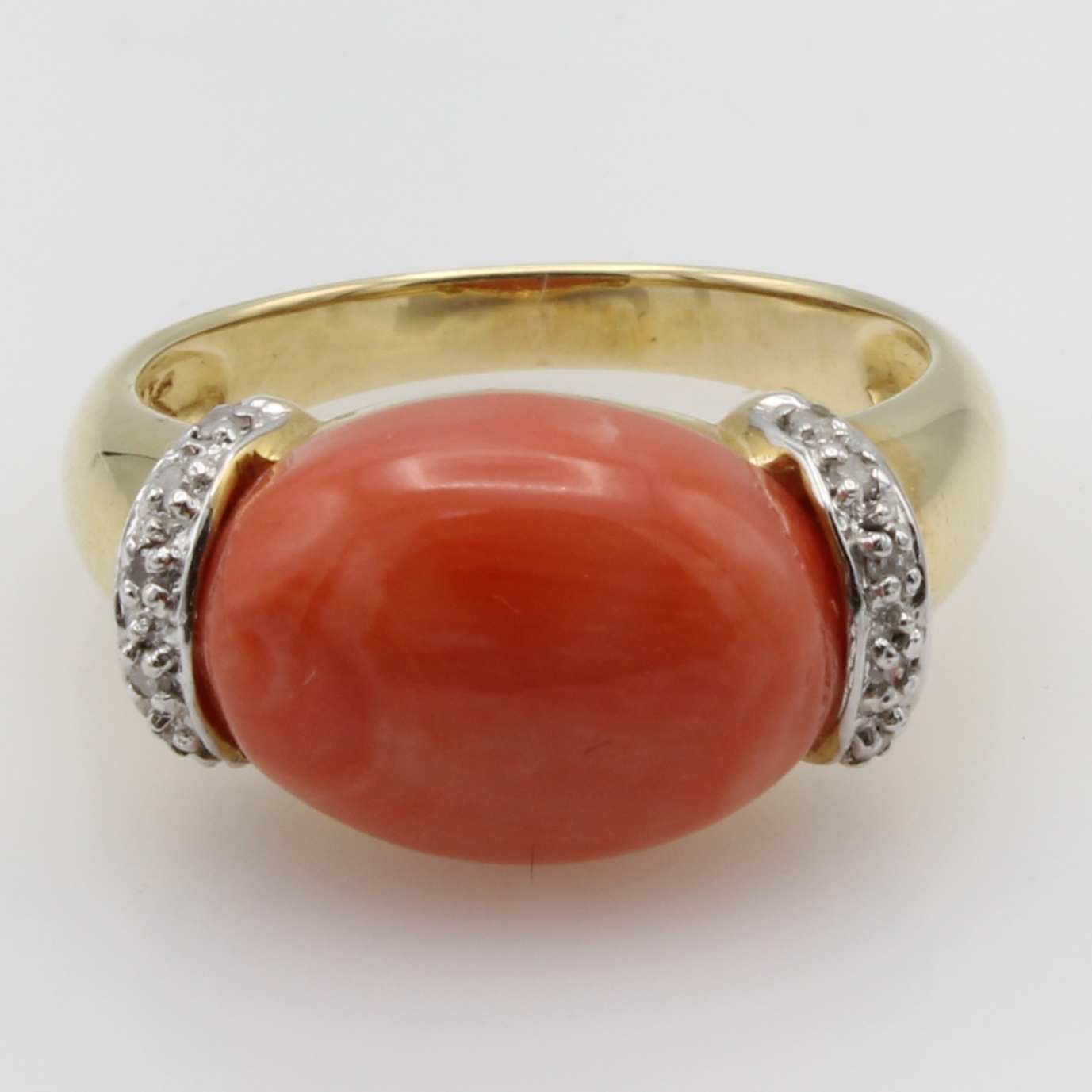 Image 27107822 - Ring mit Koralle und Brillanten, GG 585/000,12 Brill. zus. ca. 0.06 ct Weiß/p, ovale ...