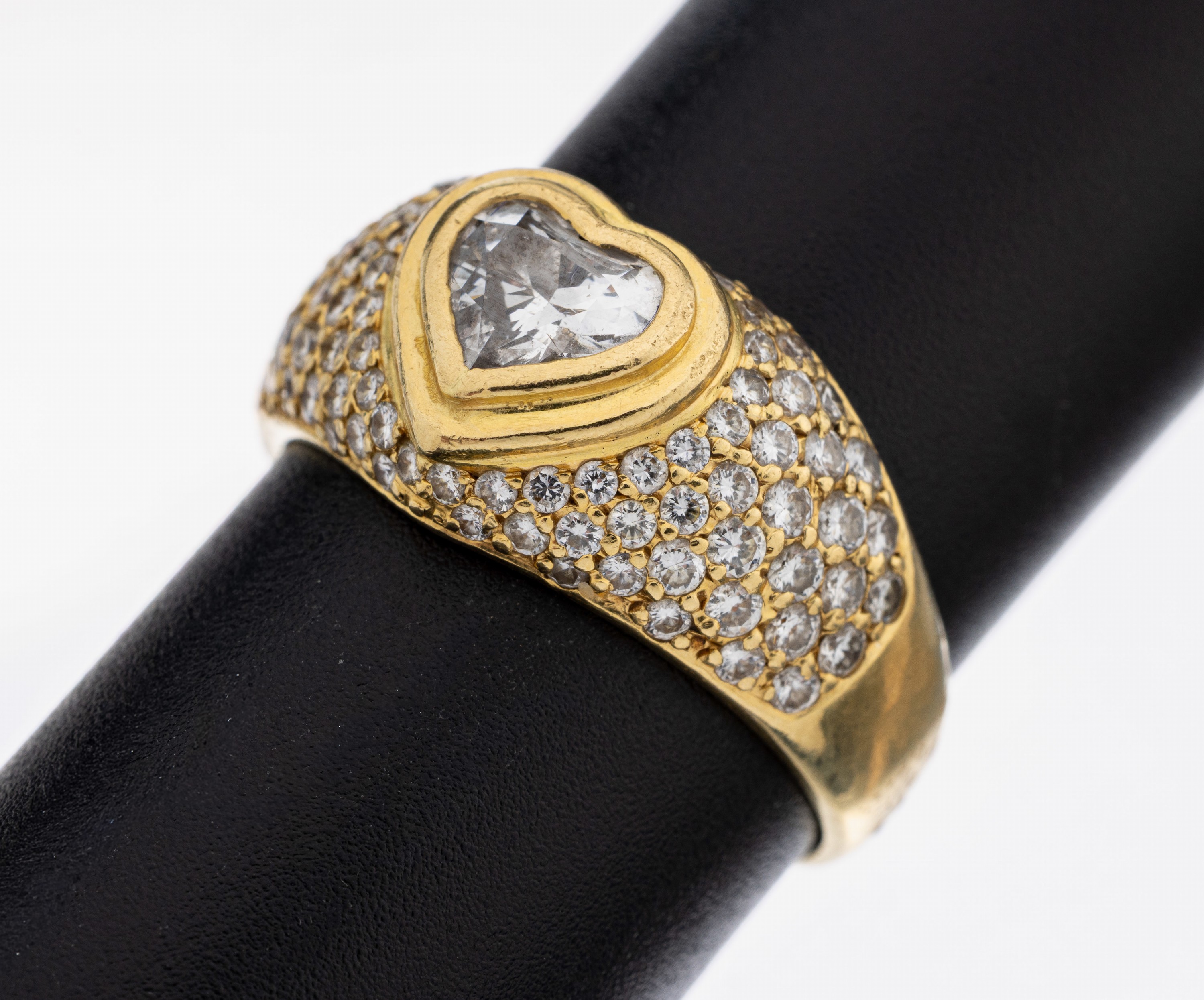 Image 27107860 - 18 kt Gold Diamant-Ring, GG 750/000, mittigfacett. Diamantherz ca. 0.85 ct Weiß/si, 84 ...