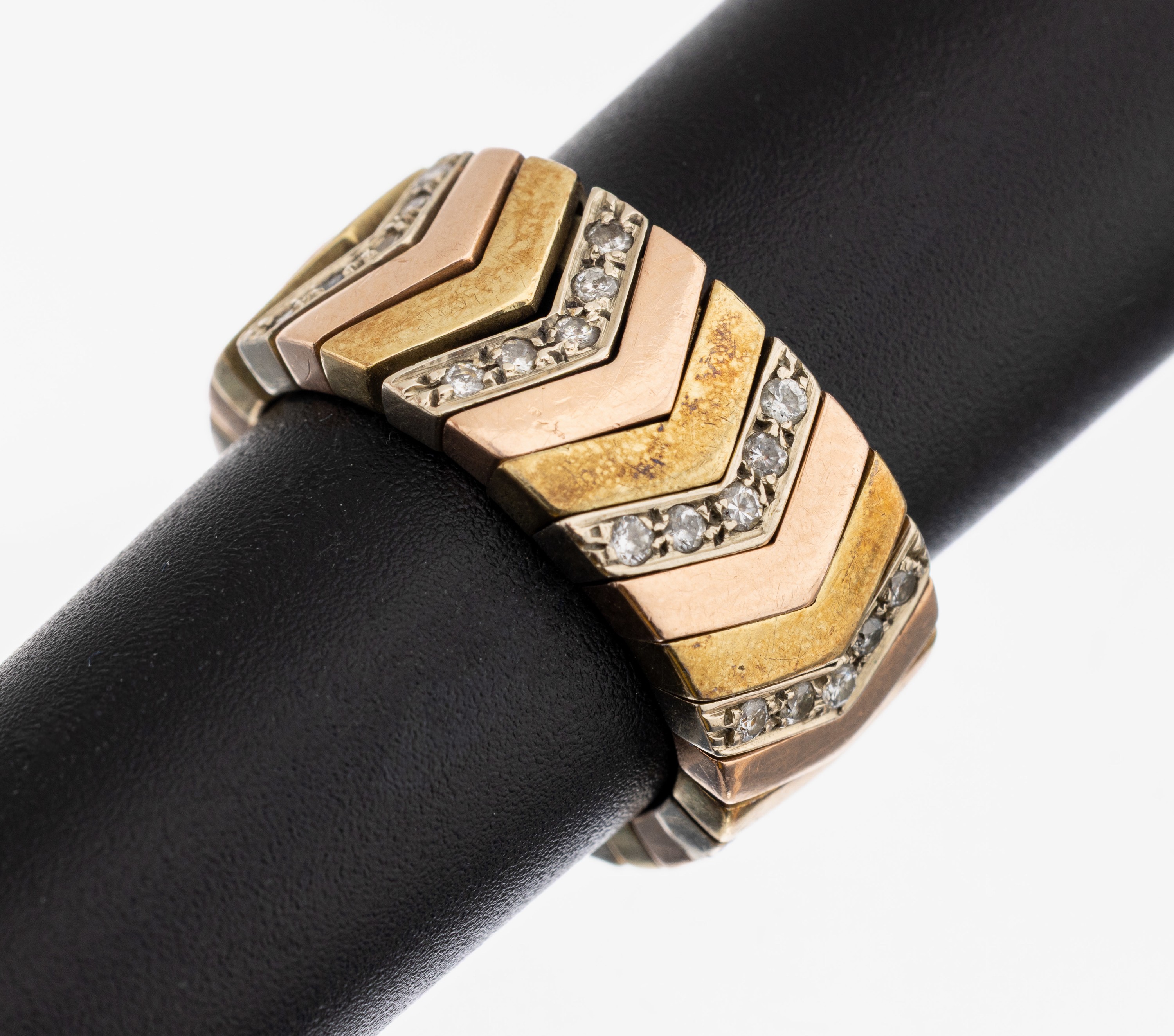14 kt Gold Brillant-Ring, GG/WG/RG 585/000 gepr., 9 WG-Elemente besetzt mit 45 Brillantenzus. ca. 0.22 ct Weiß/si-p1, RW 53, ca. 11.4 g