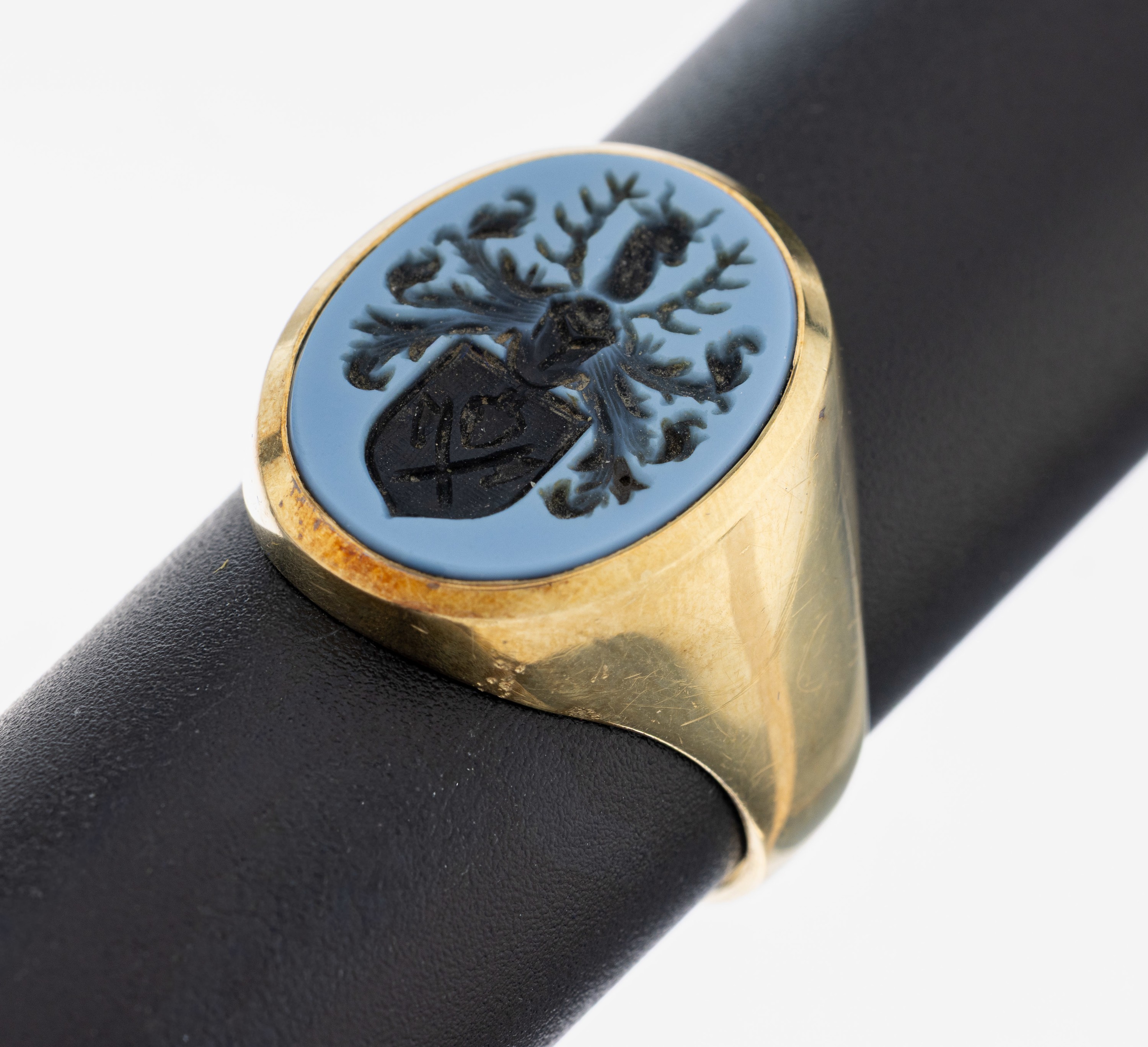 Image 27107924 - 14 kt gold agate-signet ring , YG 585/000, agate plate with engraved coat of arms, ...