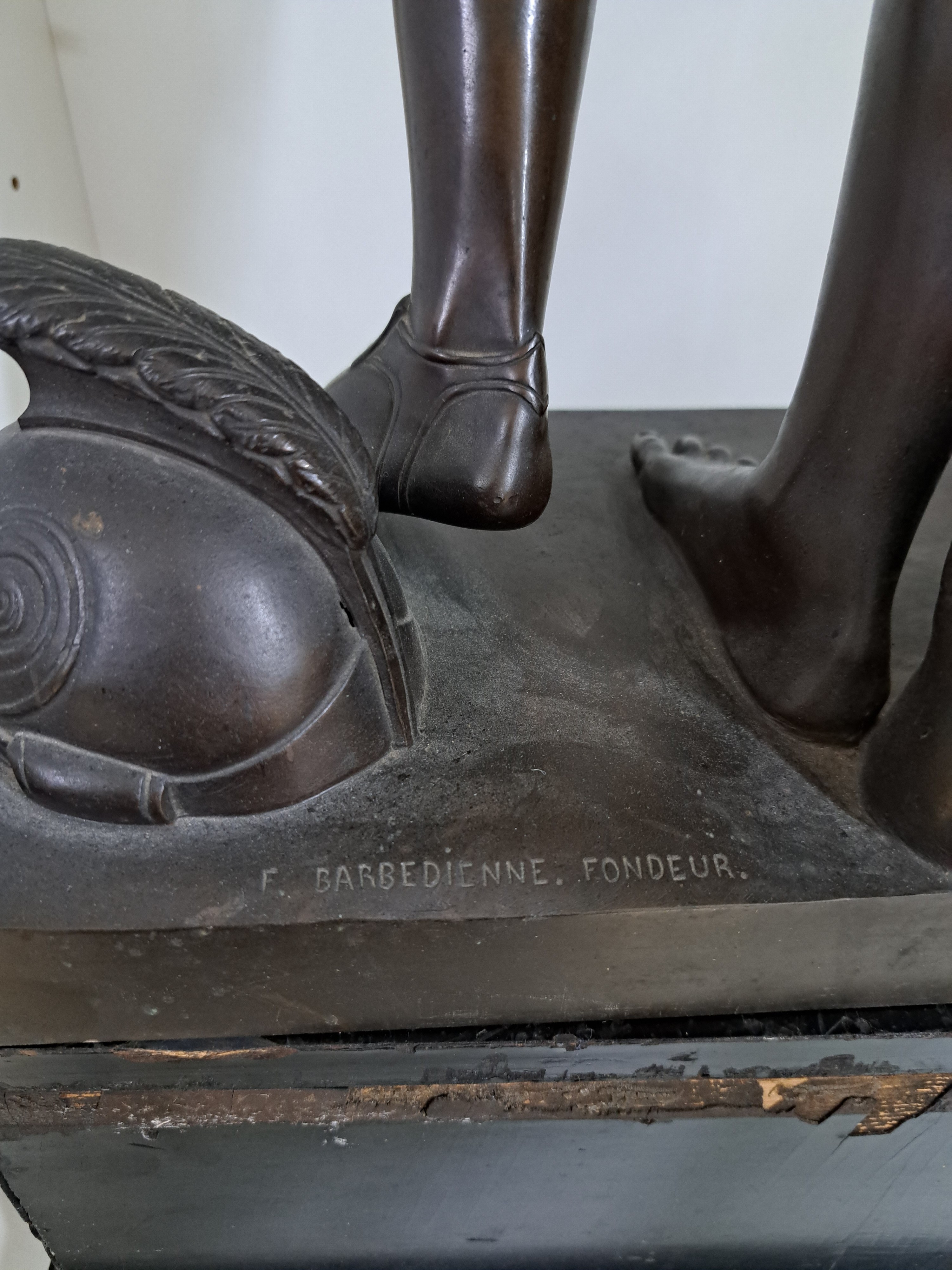 Detail a: Große 90cm Bronzefigur, Barbedienne, um 1890, stehende Amazone, Bronze patiniert, auf der Platte bez. F. Barbedienne Fondeur, orig. Holzsockel, ...