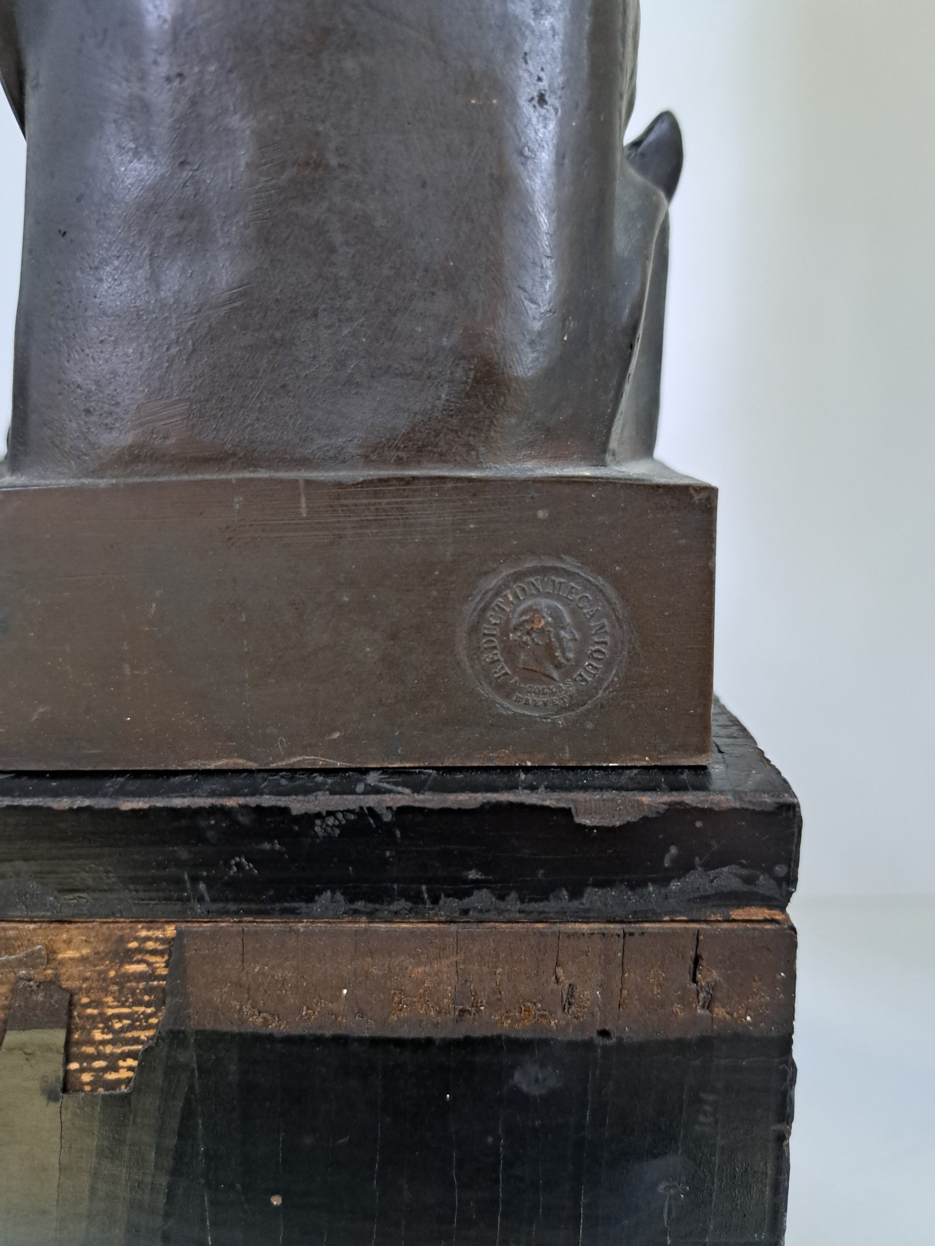 Detail b: Große 90cm Bronzefigur, Barbedienne, um 1890, stehende Amazone, Bronze patiniert, auf der Platte bez. F. Barbedienne Fondeur, orig. Holzsockel, ...