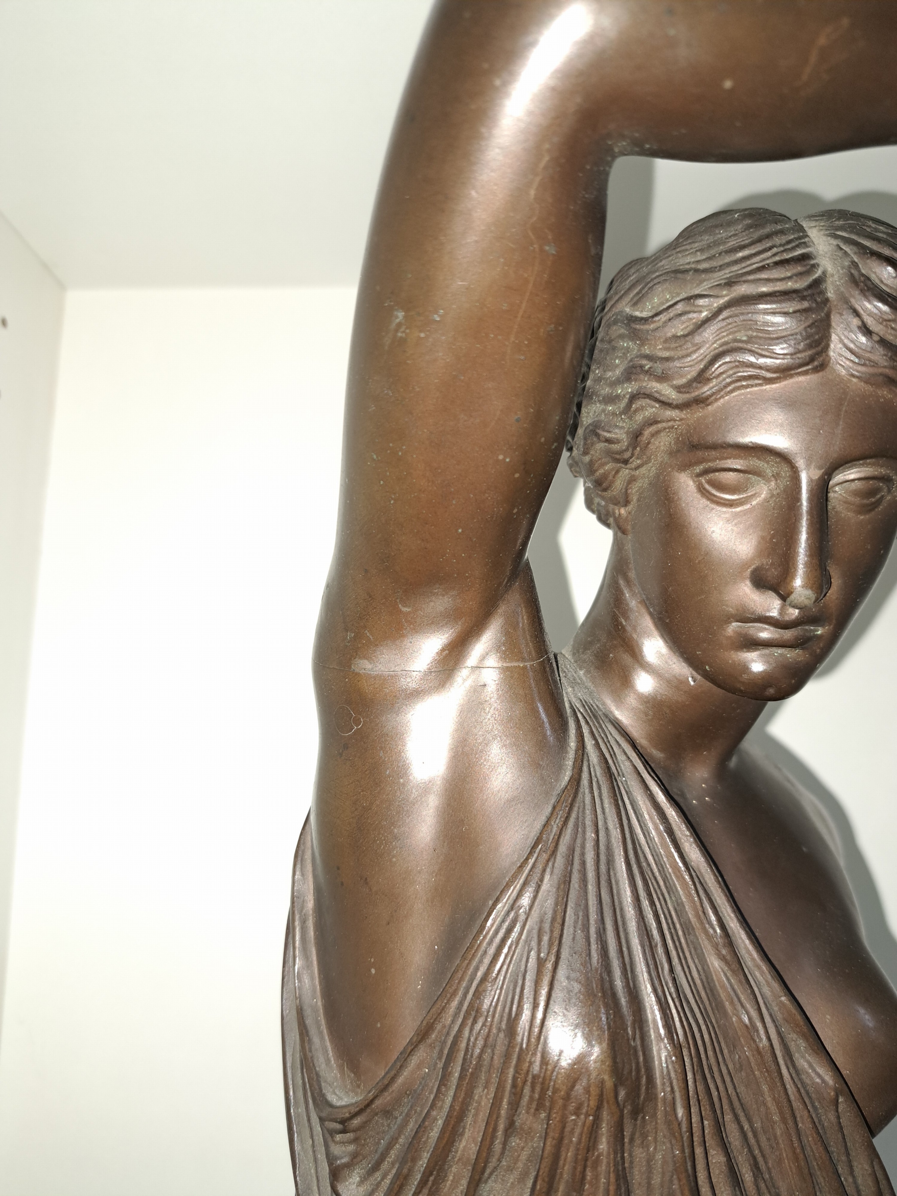 Detail c: Große 90cm Bronzefigur, Barbedienne, um 1890, stehende Amazone, Bronze patiniert, auf der Platte bez. F. Barbedienne Fondeur, orig. Holzsockel, ...