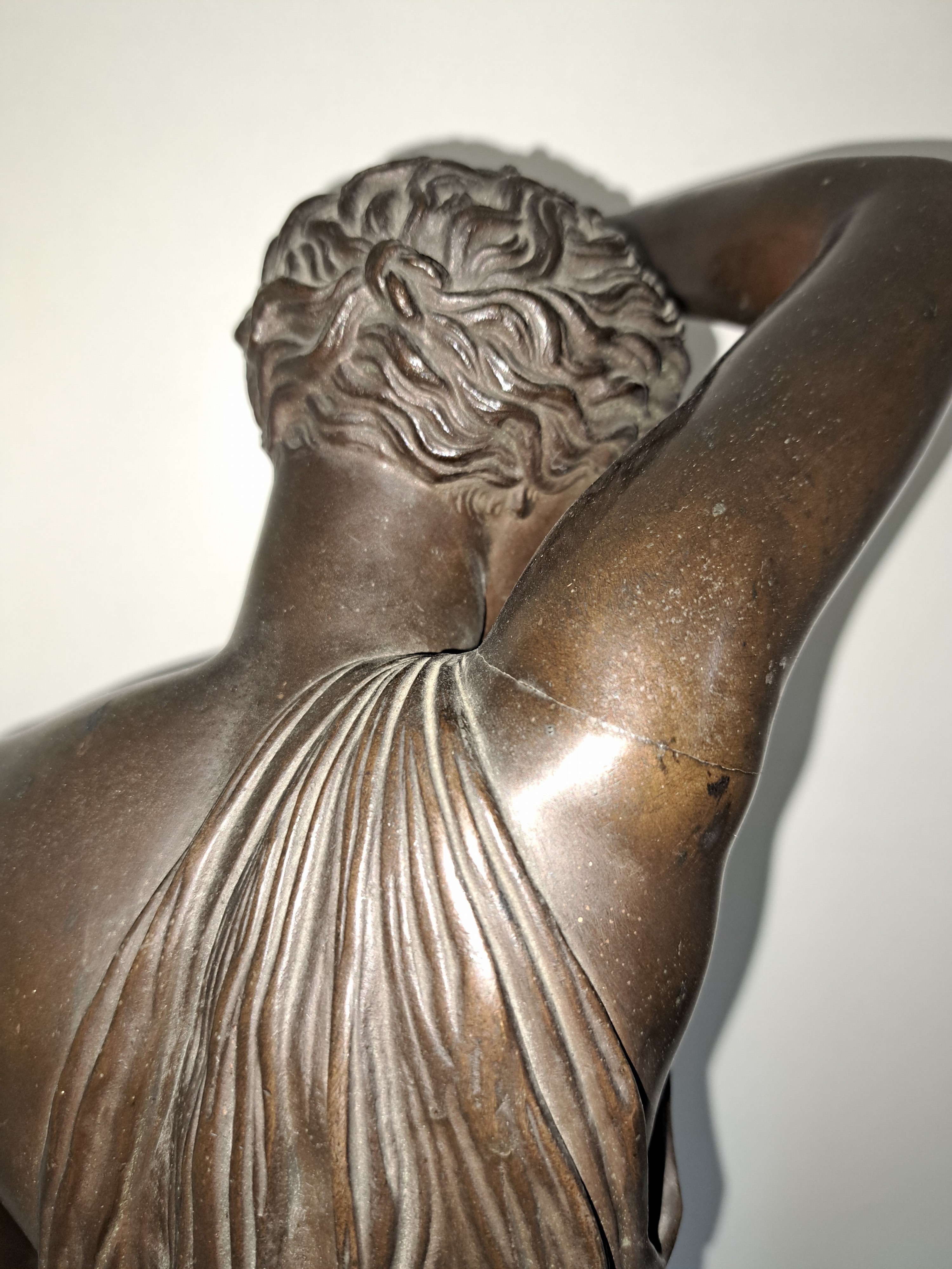 Detail d: Große 90cm Bronzefigur, Barbedienne, um 1890, stehende Amazone, Bronze patiniert, auf der Platte bez. F. Barbedienne Fondeur, orig. Holzsockel, ...