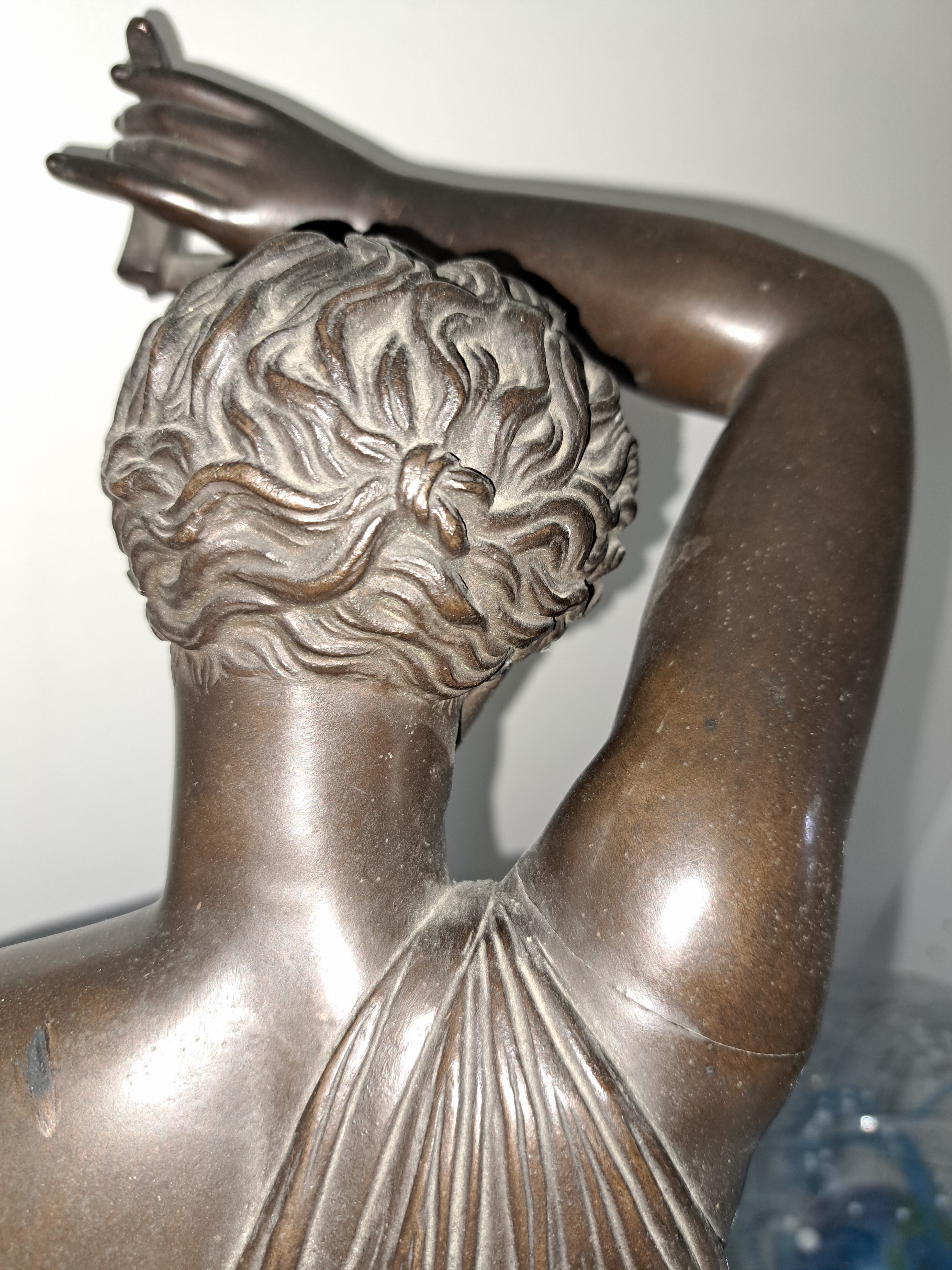 Detail e: Große 90cm Bronzefigur, Barbedienne, um 1890, stehende Amazone, Bronze patiniert, auf der Platte bez. F. Barbedienne Fondeur, orig. Holzsockel, ...
