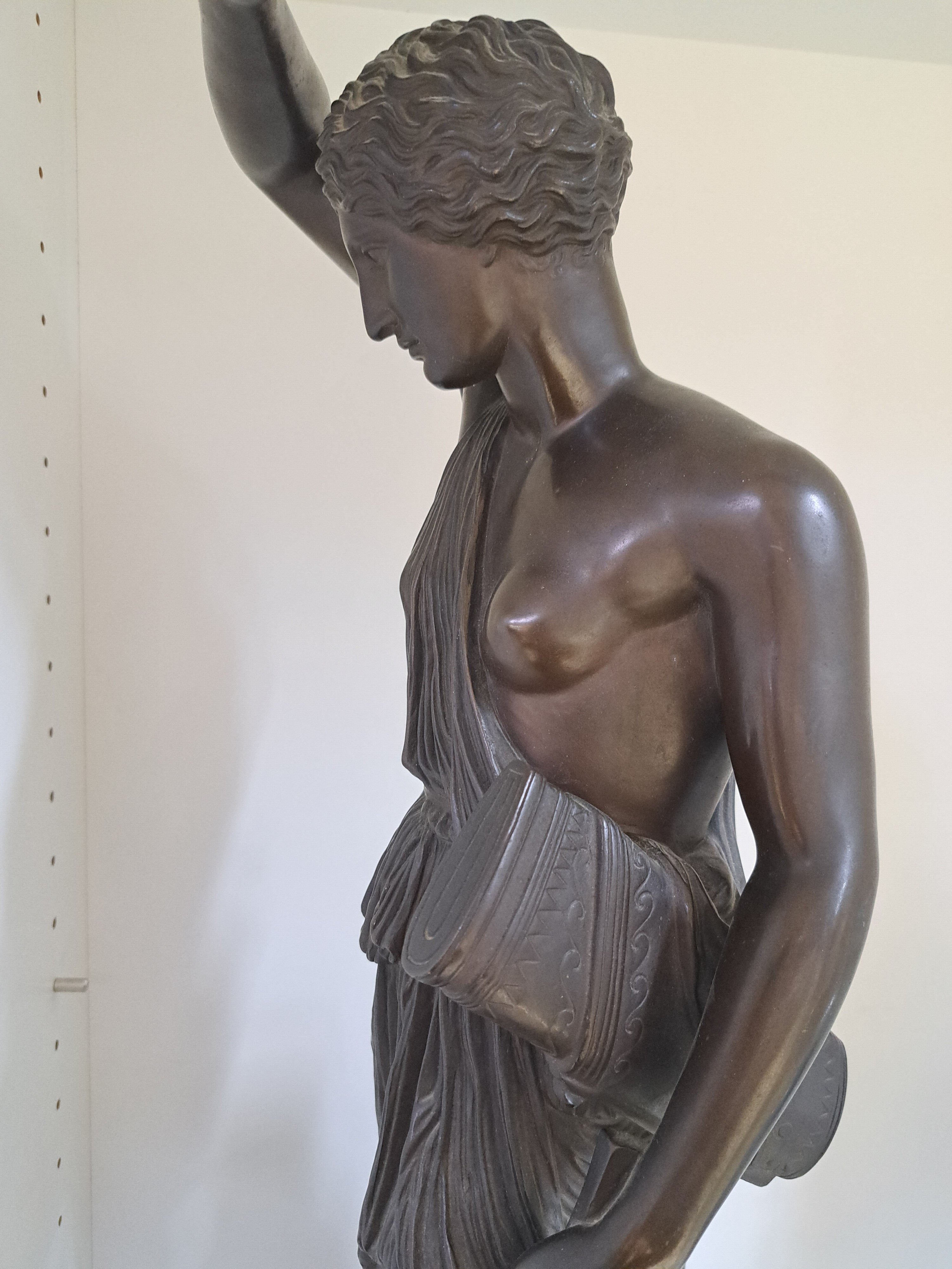 Detail f: Große 90cm Bronzefigur, Barbedienne, um 1890, stehende Amazone, Bronze patiniert, auf der Platte bez. F. Barbedienne Fondeur, orig. Holzsockel, ...