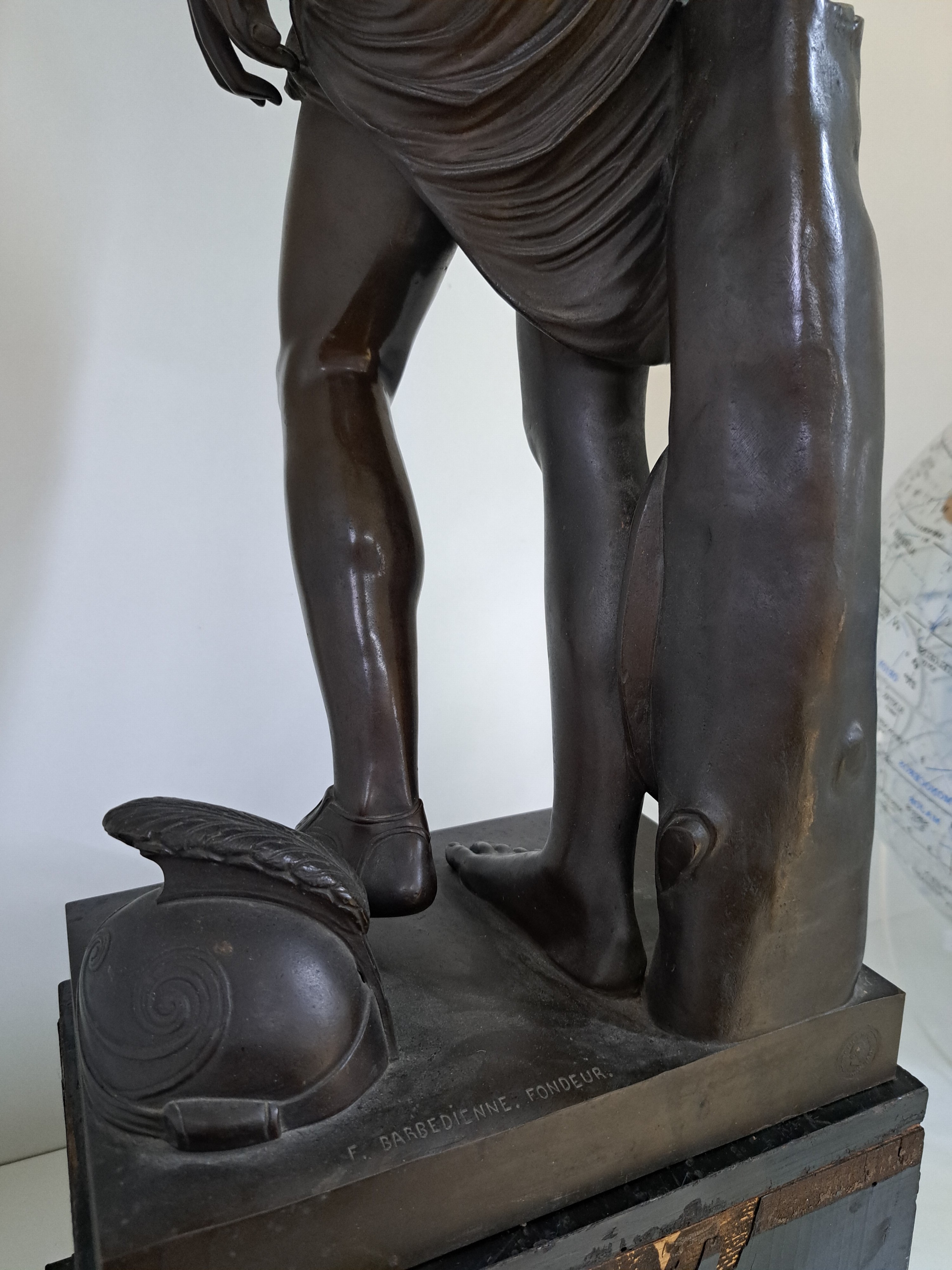 Detail g: Große 90cm Bronzefigur, Barbedienne, um 1890, stehende Amazone, Bronze patiniert, auf der Platte bez. F. Barbedienne Fondeur, orig. Holzsockel, ...