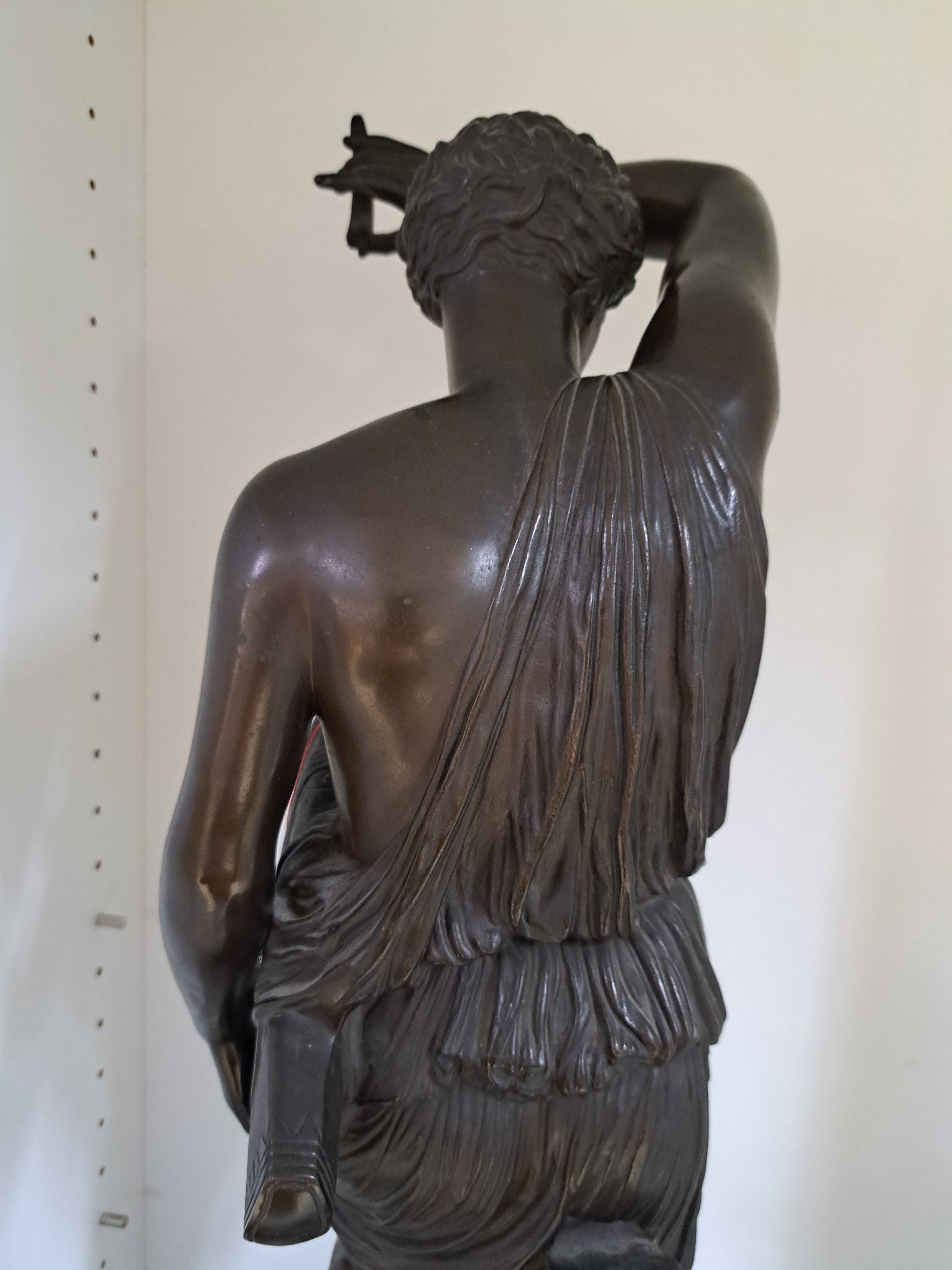 Detail h: Große 90cm Bronzefigur, Barbedienne, um 1890, stehende Amazone, Bronze patiniert, auf der Platte bez. F. Barbedienne Fondeur, orig. Holzsockel, ...
