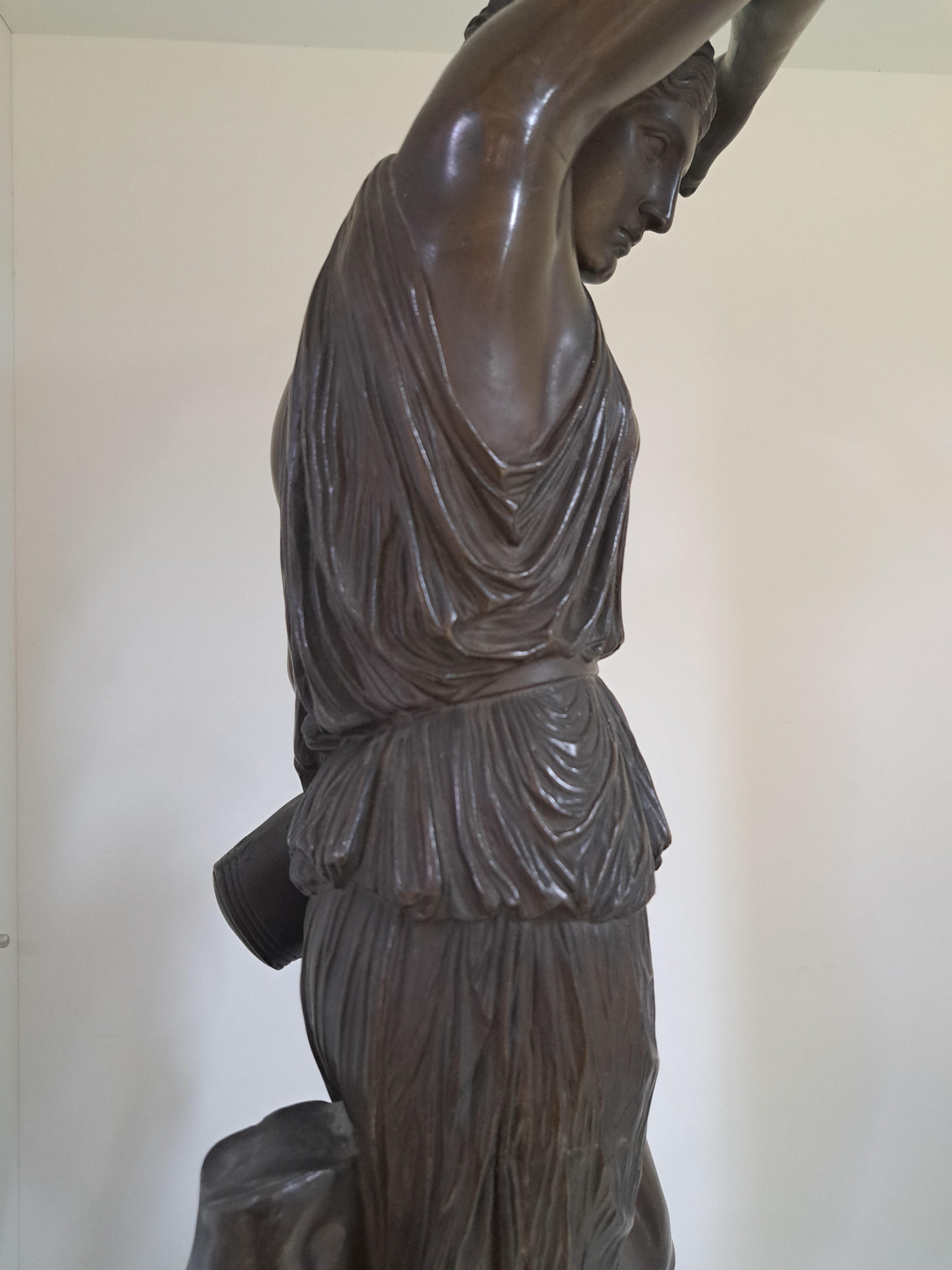 Detail i: Große 90cm Bronzefigur, Barbedienne, um 1890, stehende Amazone, Bronze patiniert, auf der Platte bez. F. Barbedienne Fondeur, orig. Holzsockel, ...