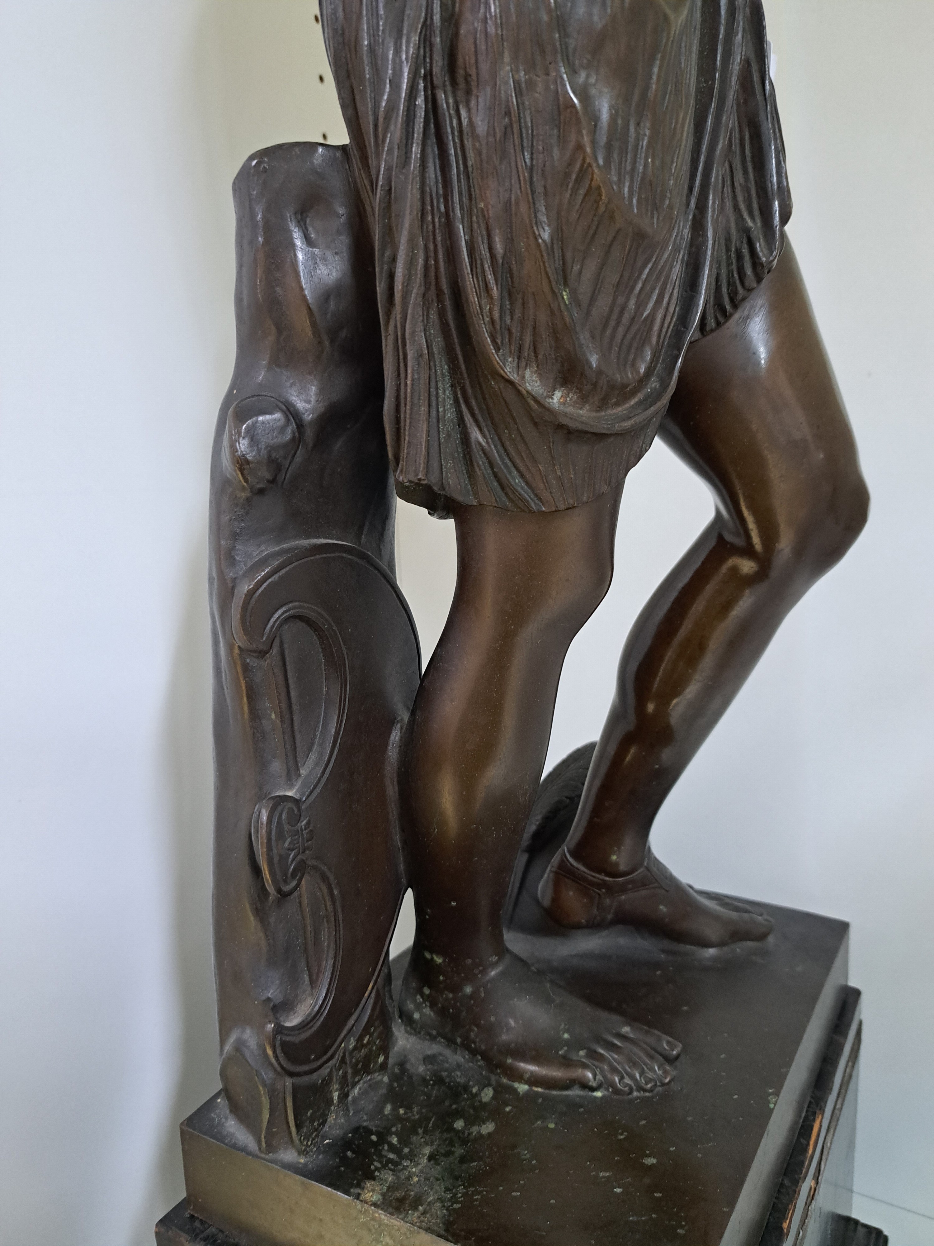 Detail j: Große 90cm Bronzefigur, Barbedienne, um 1890, stehende Amazone, Bronze patiniert, auf der Platte bez. F. Barbedienne Fondeur, orig. Holzsockel, ...