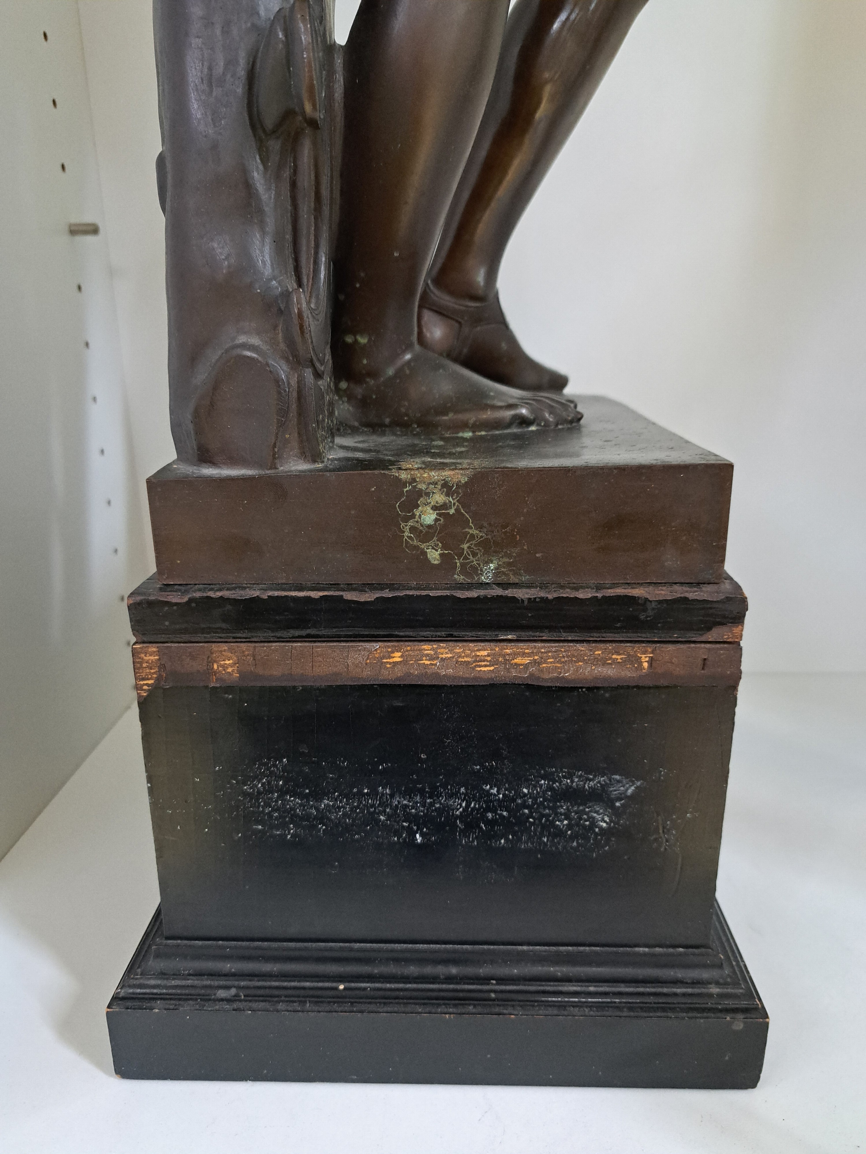 Detail k: Große 90cm Bronzefigur, Barbedienne, um 1890, stehende Amazone, Bronze patiniert, auf der Platte bez. F. Barbedienne Fondeur, orig. Holzsockel, ...