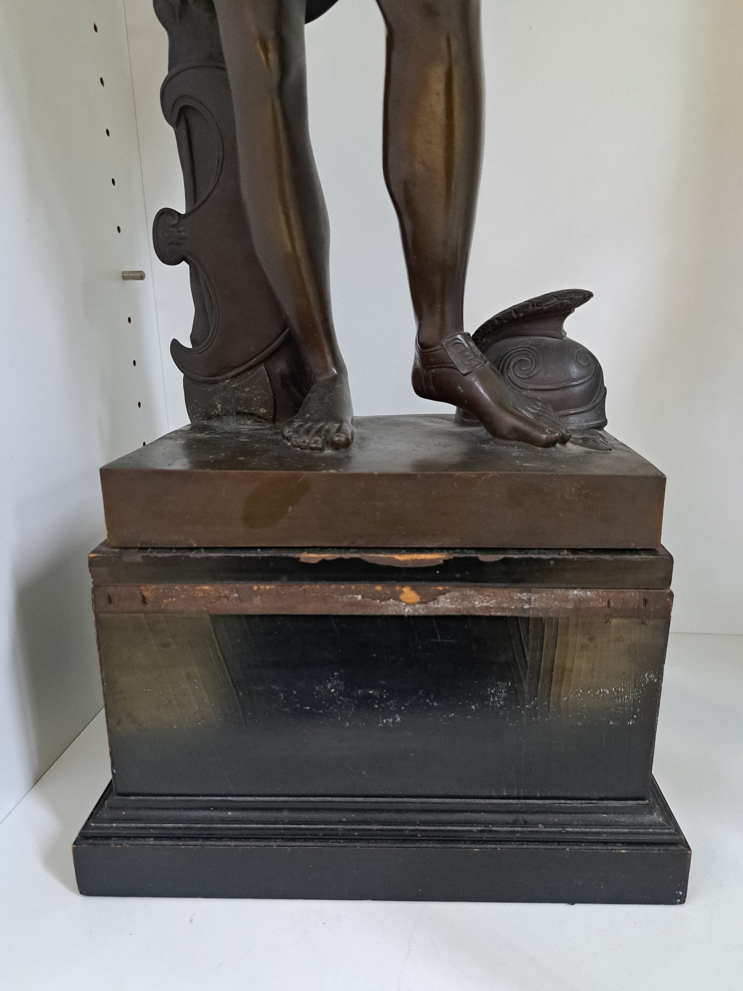 Detail l: Große 90cm Bronzefigur, Barbedienne, um 1890, stehende Amazone, Bronze patiniert, auf der Platte bez. F. Barbedienne Fondeur, orig. Holzsockel, ...