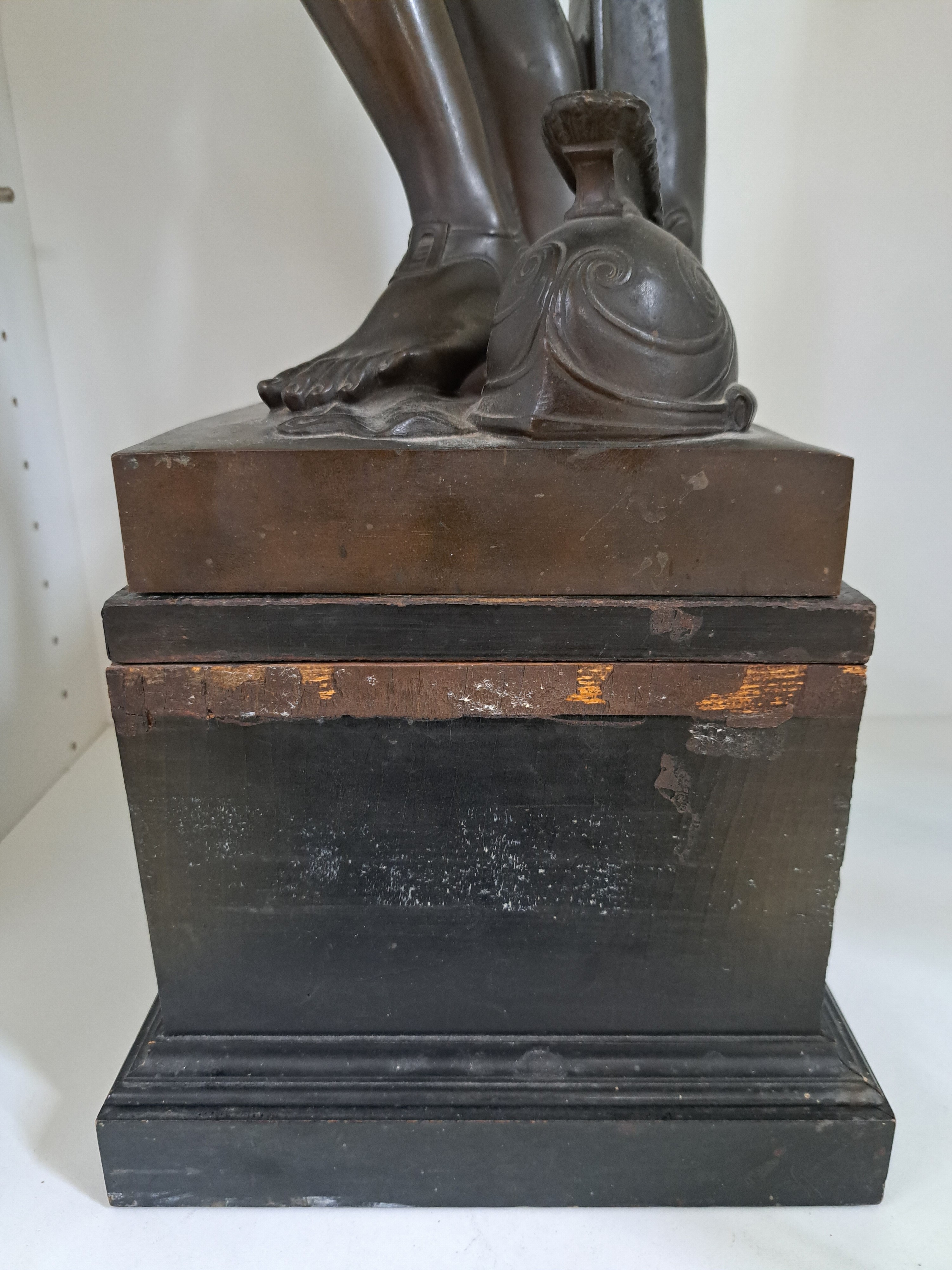 Detail m: Große 90cm Bronzefigur, Barbedienne, um 1890, stehende Amazone, Bronze patiniert, auf der Platte bez. F. Barbedienne Fondeur, orig. Holzsockel, ...