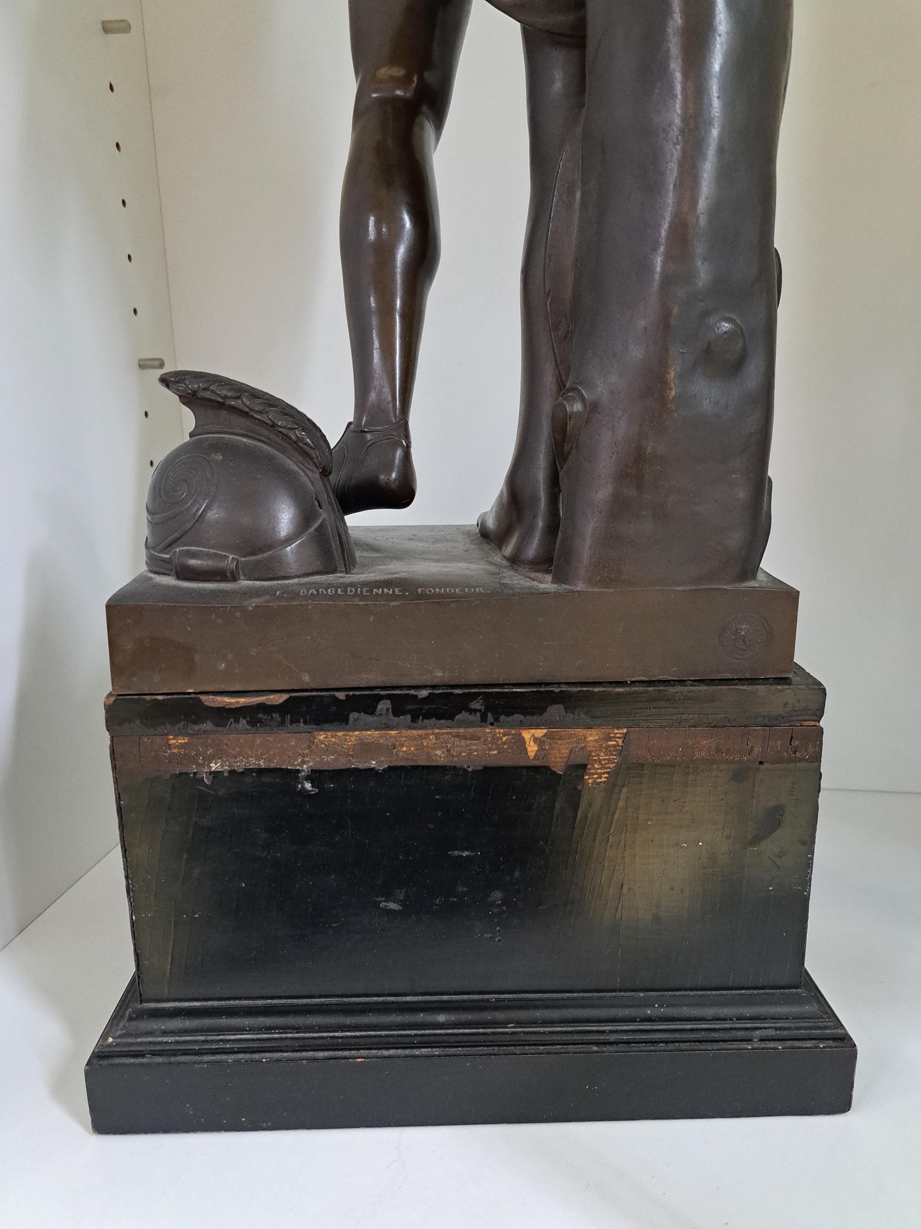 Detail n: Große 90cm Bronzefigur, Barbedienne, um 1890, stehende Amazone, Bronze patiniert, auf der Platte bez. F. Barbedienne Fondeur, orig. Holzsockel, ...