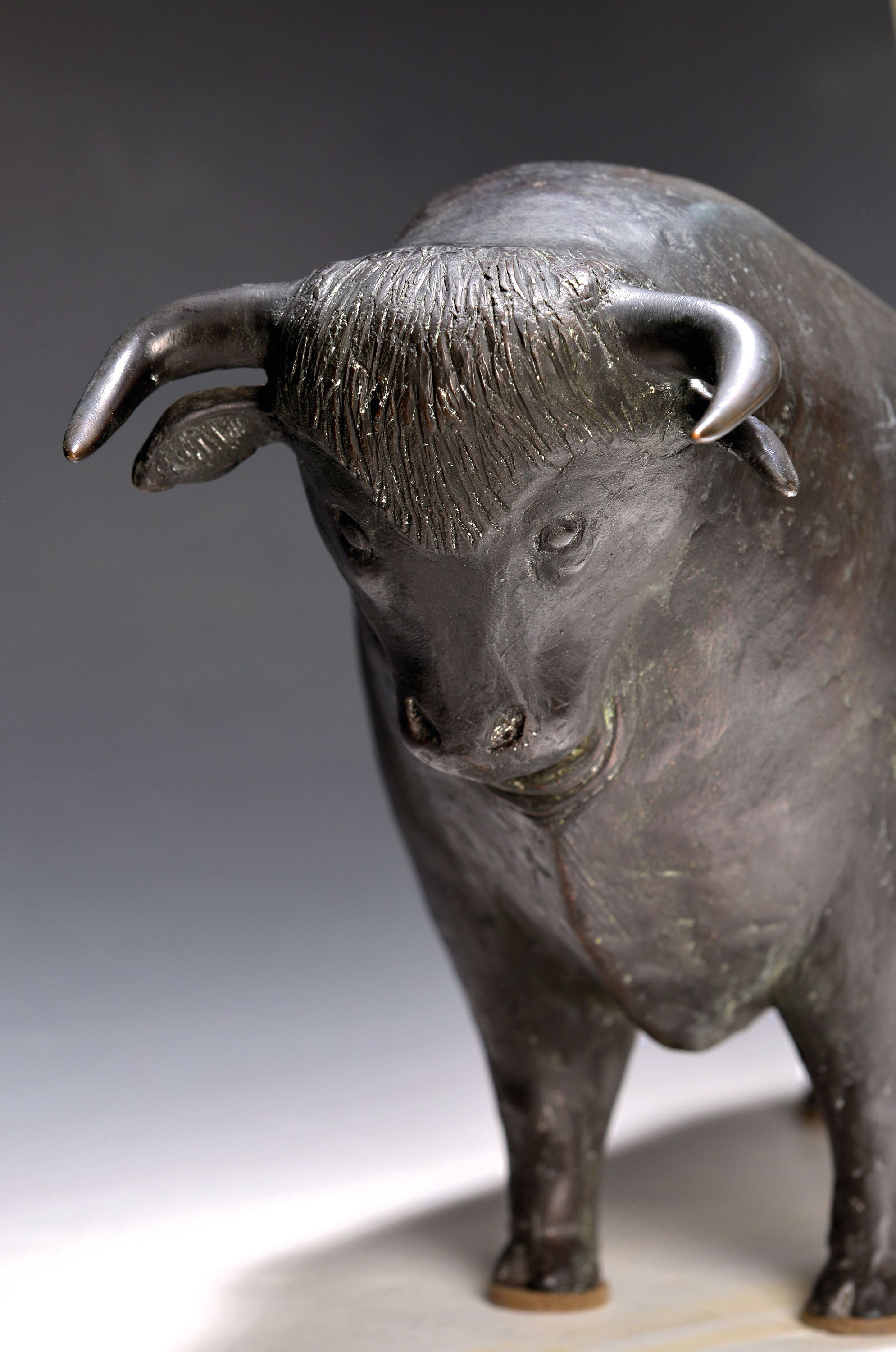 Detail a: Reinhard Dachlauer, 1922-1955, "Bulle", Modell der Großfigur an der Frankfurter Börse, die majestätische Figur steht als Beschützer ...