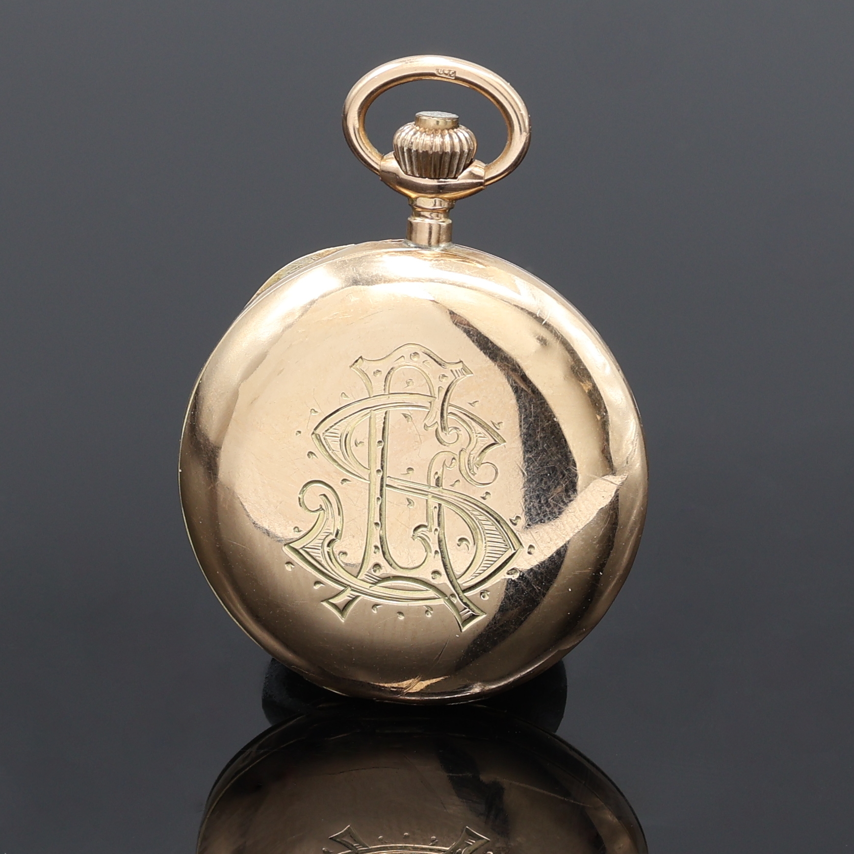Detail a: Damensavonette in RG 585/000, Schweiz um 1910, Geh. dell., Sprungdeckel m. Monogramm, Metallcuvette, Emailzifferbl. m. arab. Zahlen, gold. Zeiger, ...