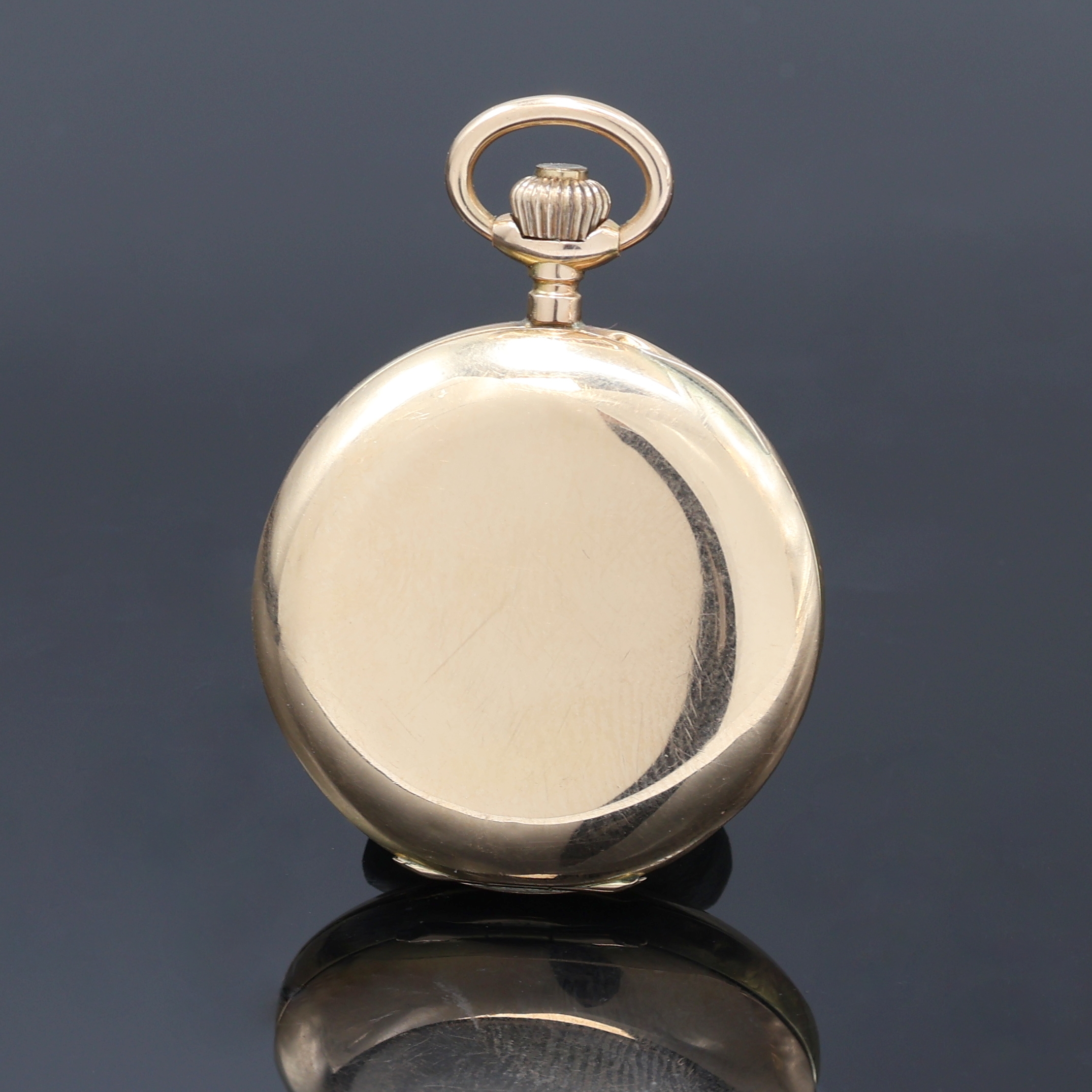 Detail b: Damensavonette in RG 585/000, Schweiz um 1910, Geh. dell., Sprungdeckel m. Monogramm, Metallcuvette, Emailzifferbl. m. arab. Zahlen, gold. Zeiger, ...