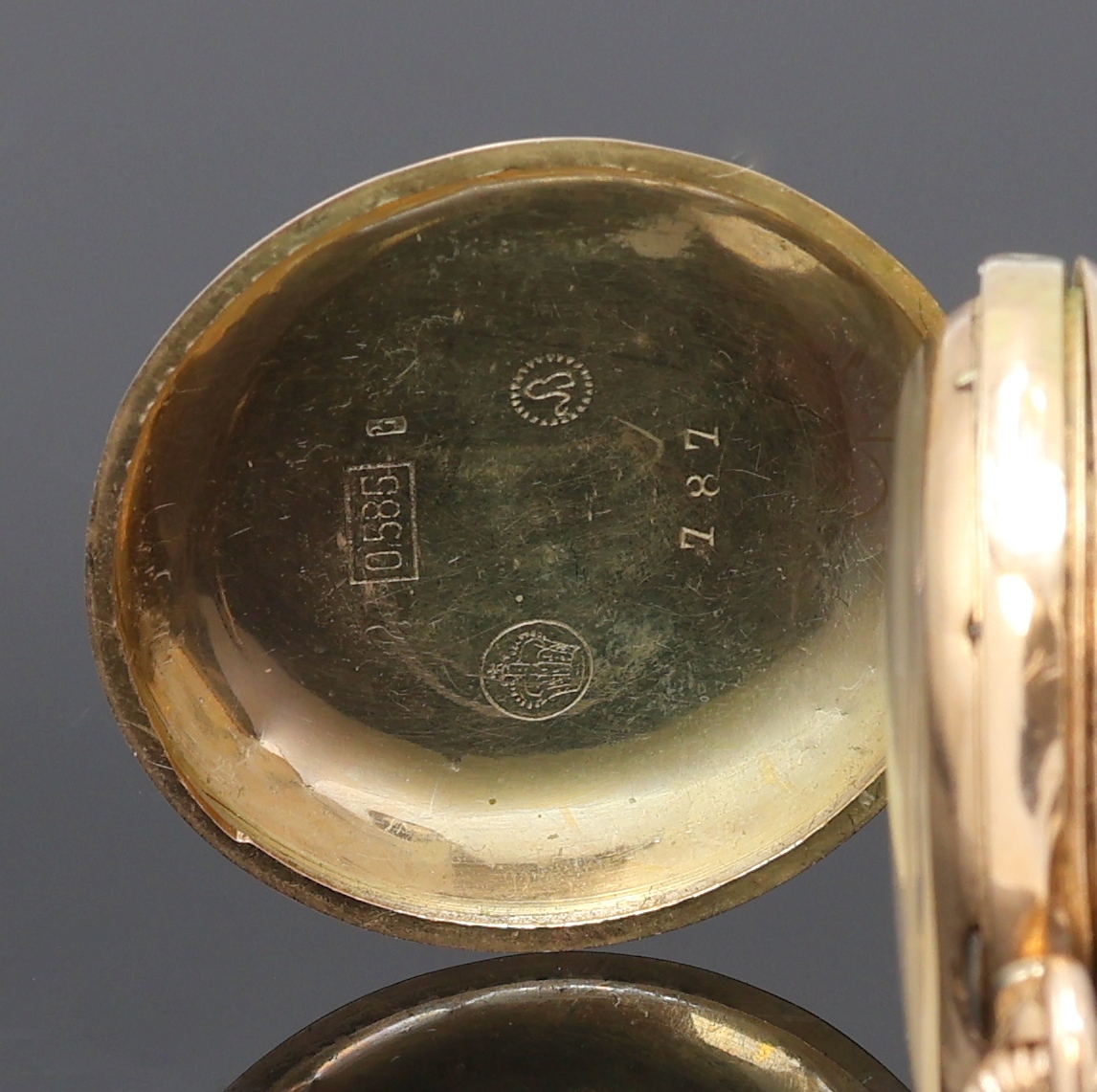 Detail c: Damensavonette in RG 585/000, Schweiz um 1910, Geh. dell., Sprungdeckel m. Monogramm, Metallcuvette, Emailzifferbl. m. arab. Zahlen, gold. Zeiger, ...