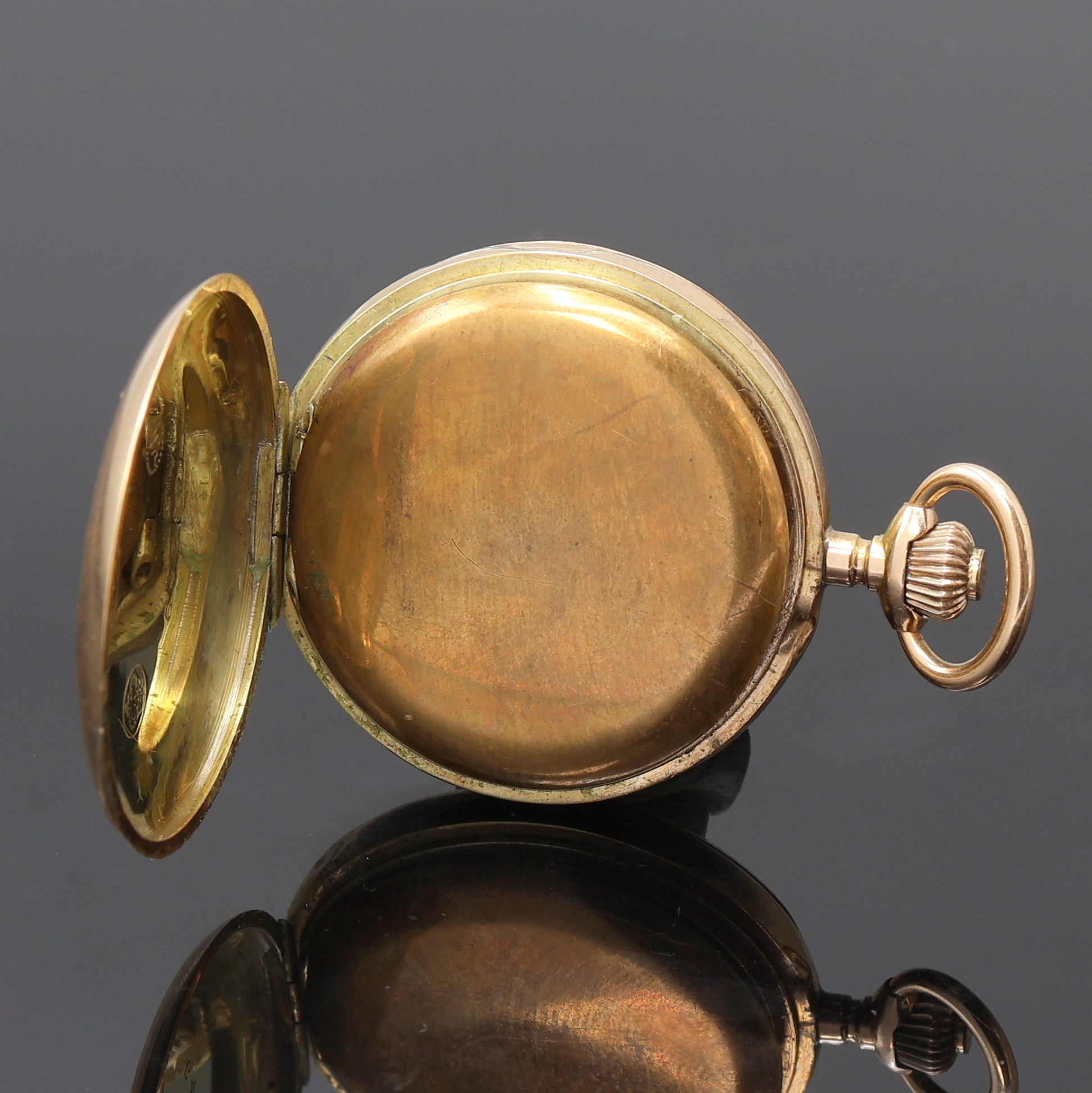 Detail d: Damensavonette in RG 585/000, Schweiz um 1910, Geh. dell., Sprungdeckel m. Monogramm, Metallcuvette, Emailzifferbl. m. arab. Zahlen, gold. Zeiger, ...