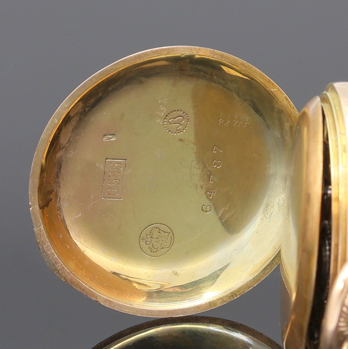 Detail e: Damensavonette in RG 585/000, Schweiz um 1910, Geh. dell., Sprungdeckel m. Monogramm, Metallcuvette, Emailzifferbl. m. arab. Zahlen, gold. Zeiger, ...