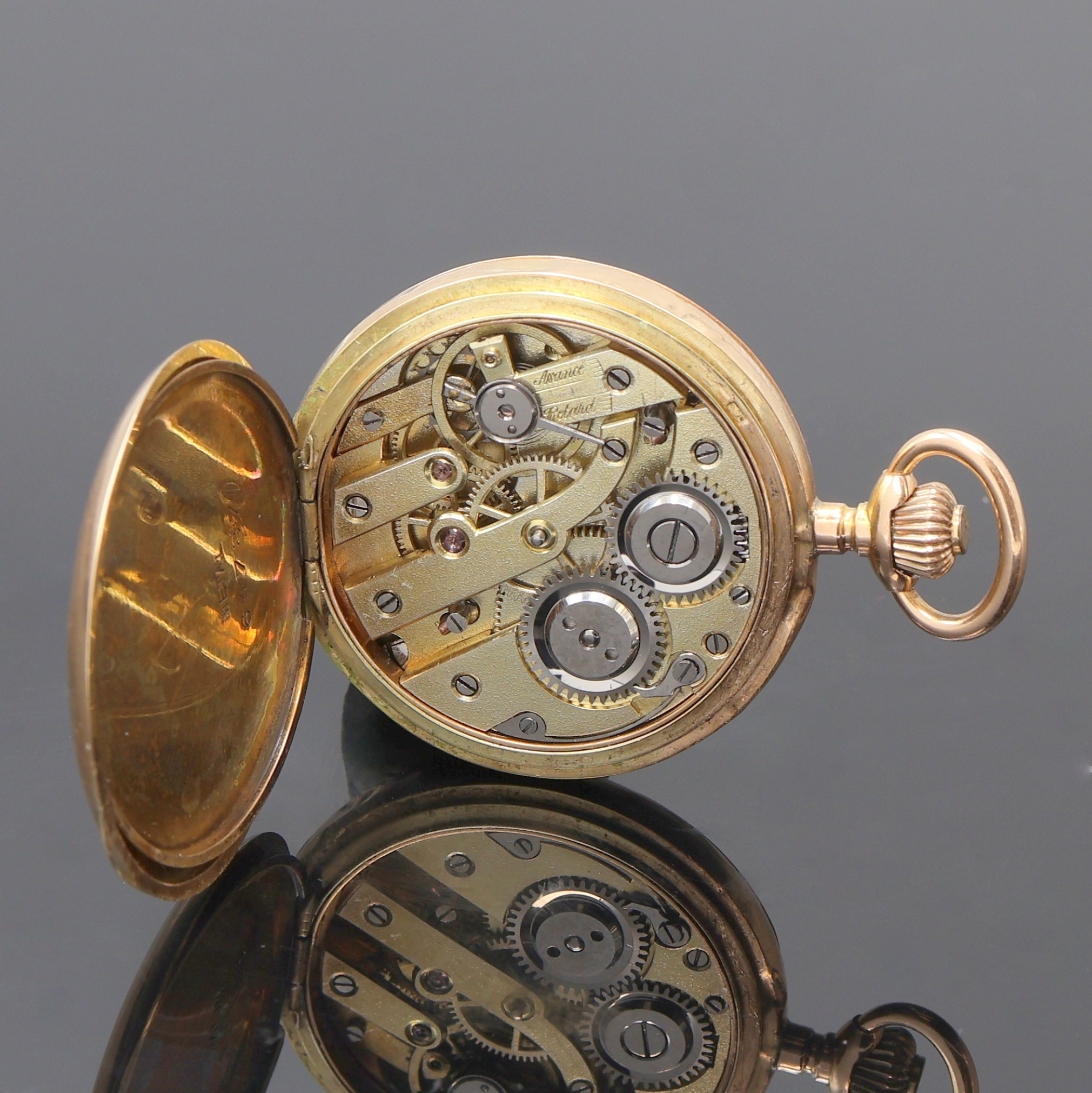 Detail f: Damensavonette in RG 585/000, Schweiz um 1910, Geh. dell., Sprungdeckel m. Monogramm, Metallcuvette, Emailzifferbl. m. arab. Zahlen, gold. Zeiger, ...