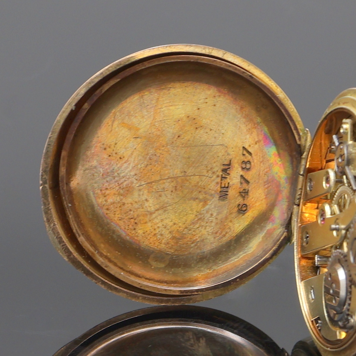 Detail g: Damensavonette in RG 585/000, Schweiz um 1910, Geh. dell., Sprungdeckel m. Monogramm, Metallcuvette, Emailzifferbl. m. arab. Zahlen, gold. Zeiger, ...