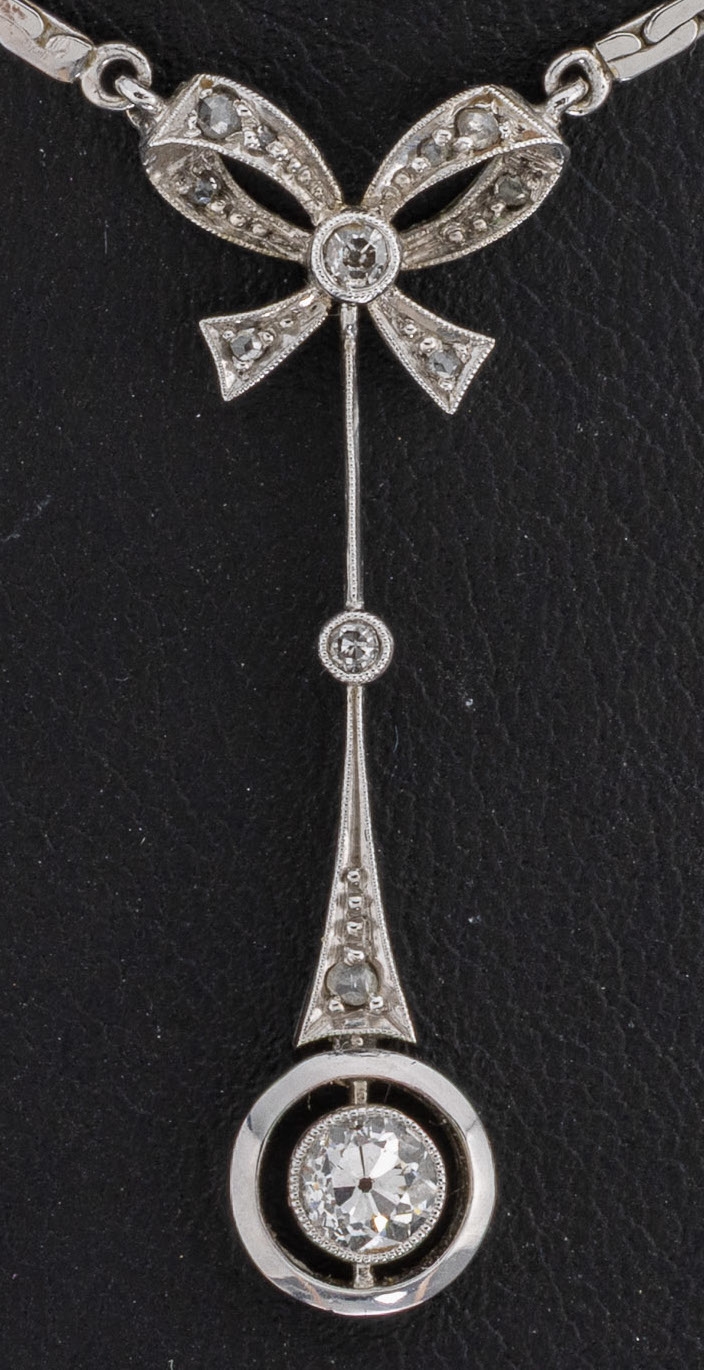 Detail a: 14 kt Gold Diamant-Collier, WG 585/000, Mittelteil Platin um 1910, Schleife und längliche bewegl. Abhängung, 3 Altschliffdiamanten und 9 ...
