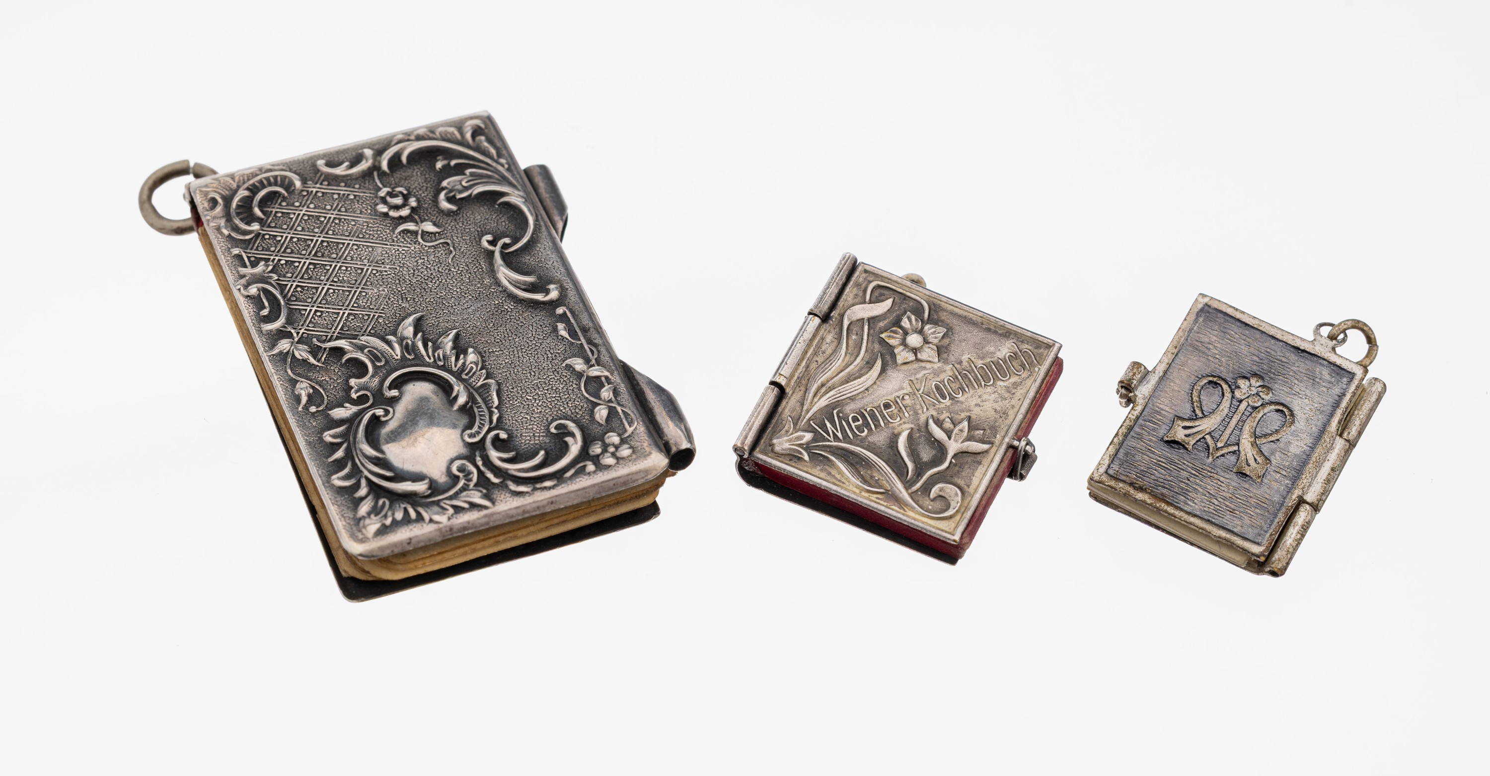 Image 27108257 - Konvolut 3 Anhänger um 1900, Silber gepr. und versilbert, 1x Büchlein mit Tanzkarten, ...