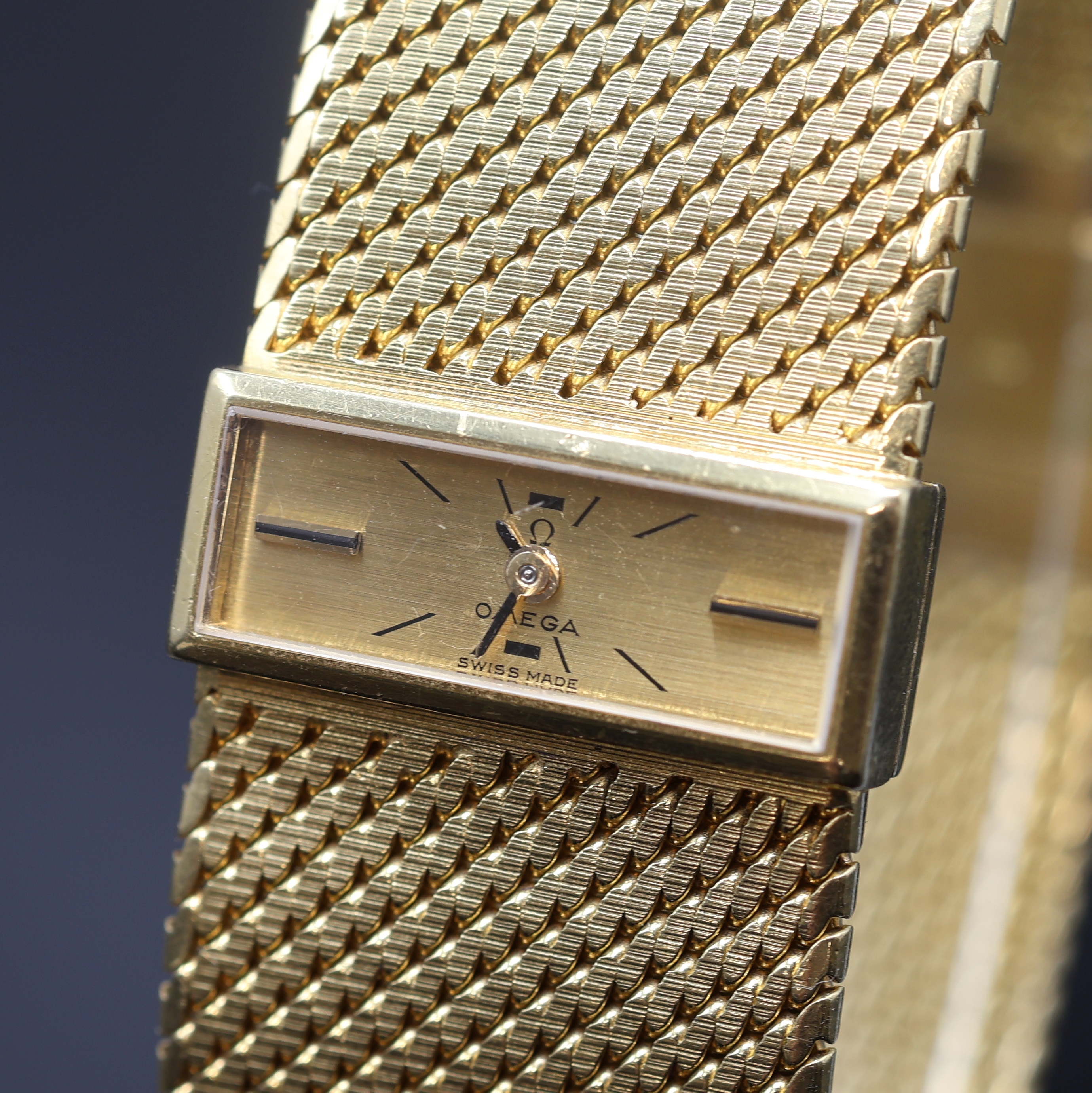 Detail a: OMEGA sehr seltene Designer Damenarmbanduhr in GG 750/000, Schweiz 1963, Handaufzug, Boden aufgedr., Aufzug u. Zeigerst. am Geh.- Boden (sog. ...