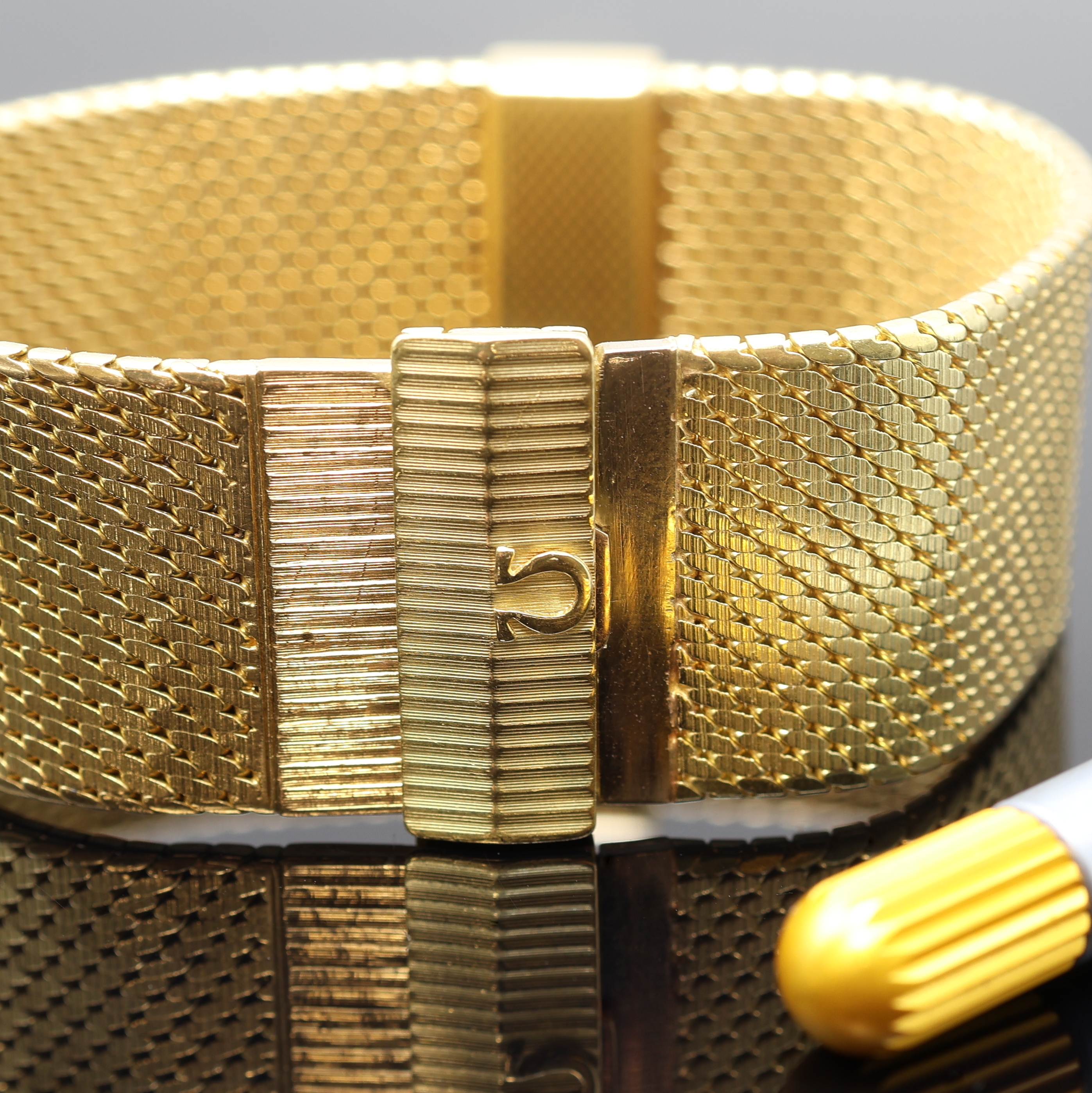 Detail b: OMEGA sehr seltene Designer Damenarmbanduhr in GG 750/000, Schweiz 1963, Handaufzug, Boden aufgedr., Aufzug u. Zeigerst. am Geh.- Boden (sog. ...