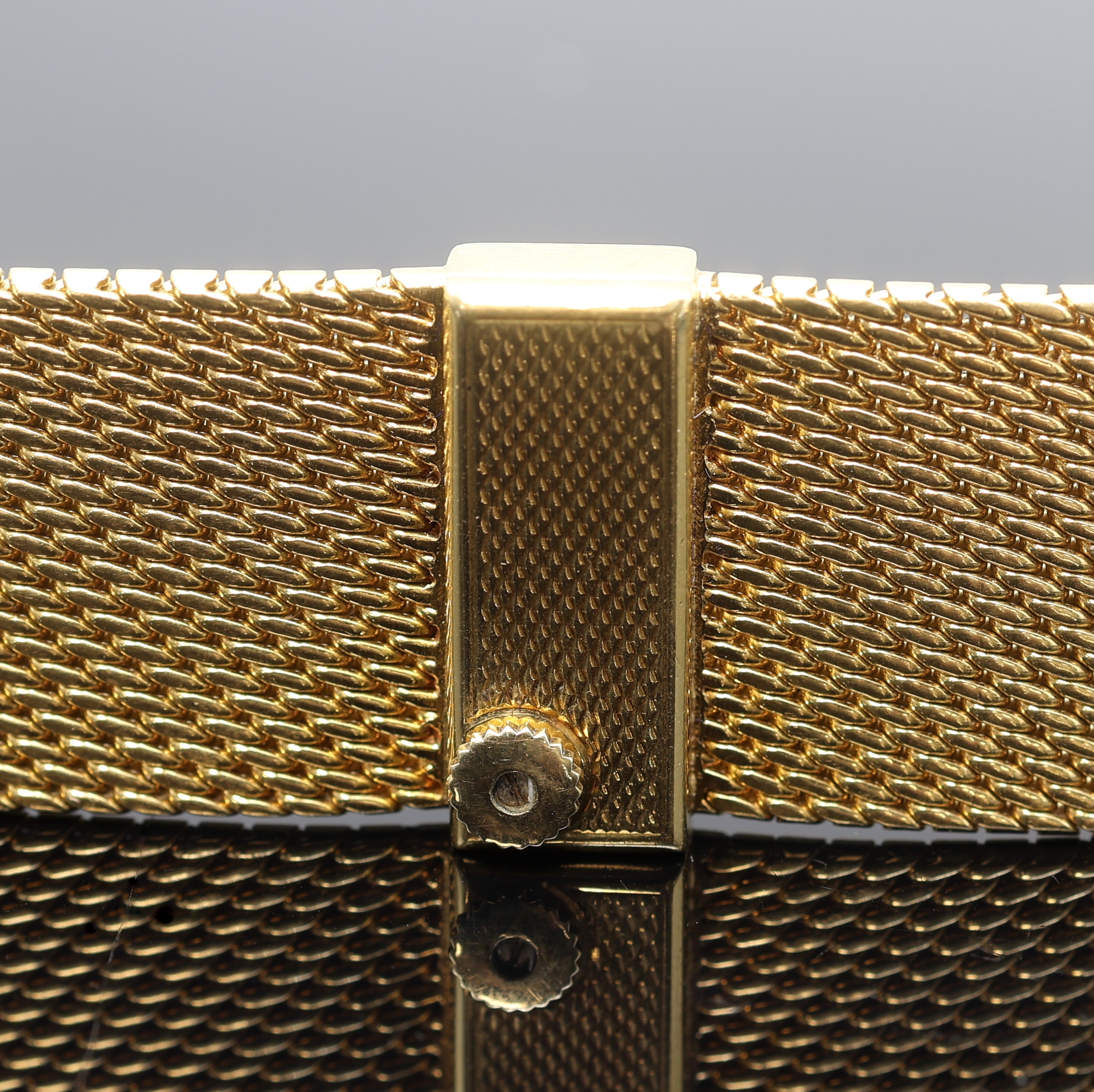 Detail d: OMEGA sehr seltene Designer Damenarmbanduhr in GG 750/000, Schweiz 1963, Handaufzug, Boden aufgedr., Aufzug u. Zeigerst. am Geh.- Boden (sog. ...