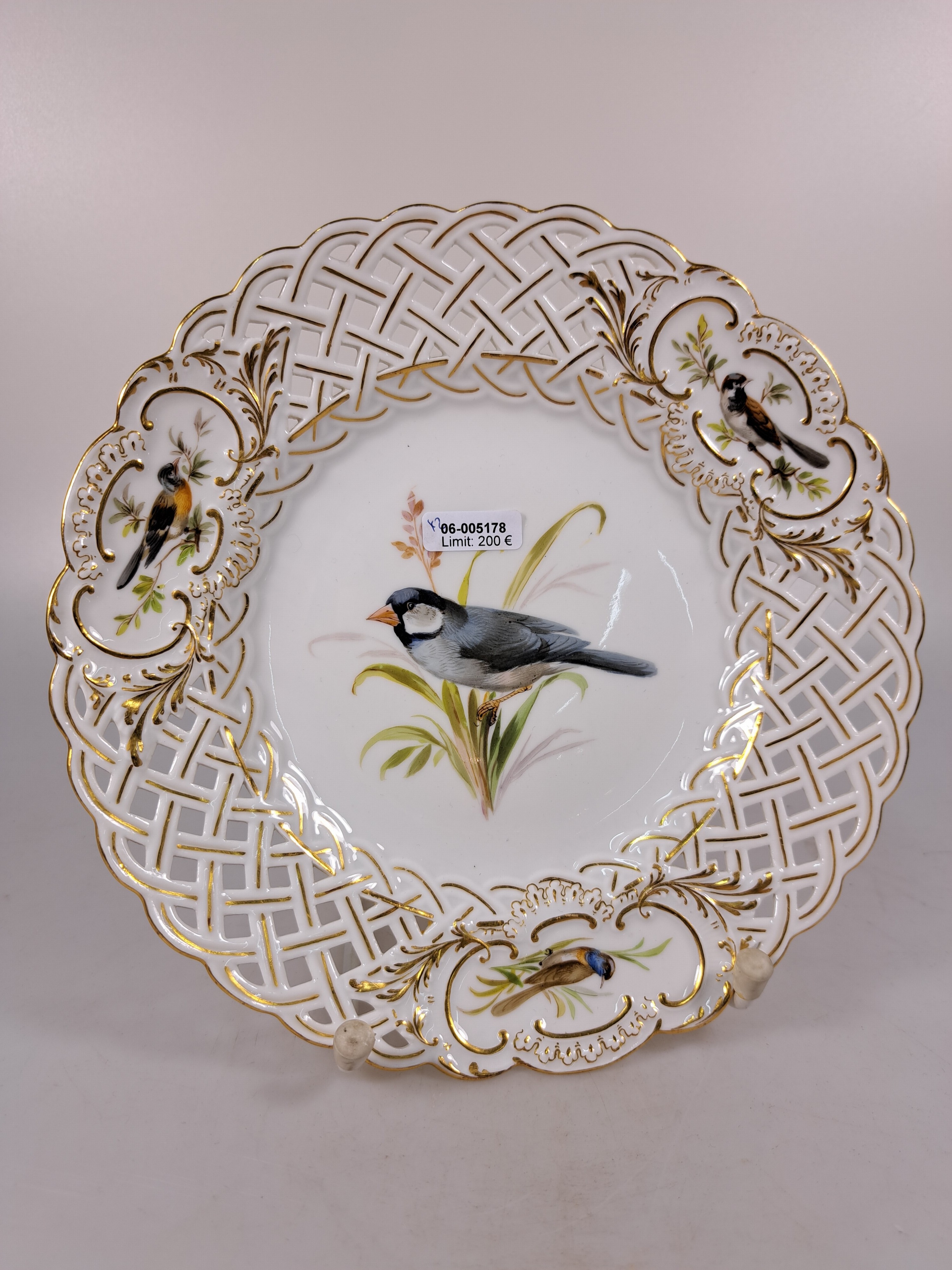 Detail a: Paar Zierteller/Dessertteller, Meissen, um 1880/90, Porzellan, Wandung in Durchbrucharbeit, Goldstaffage, feine Vogelbemalung, in drei Kartuschen ...