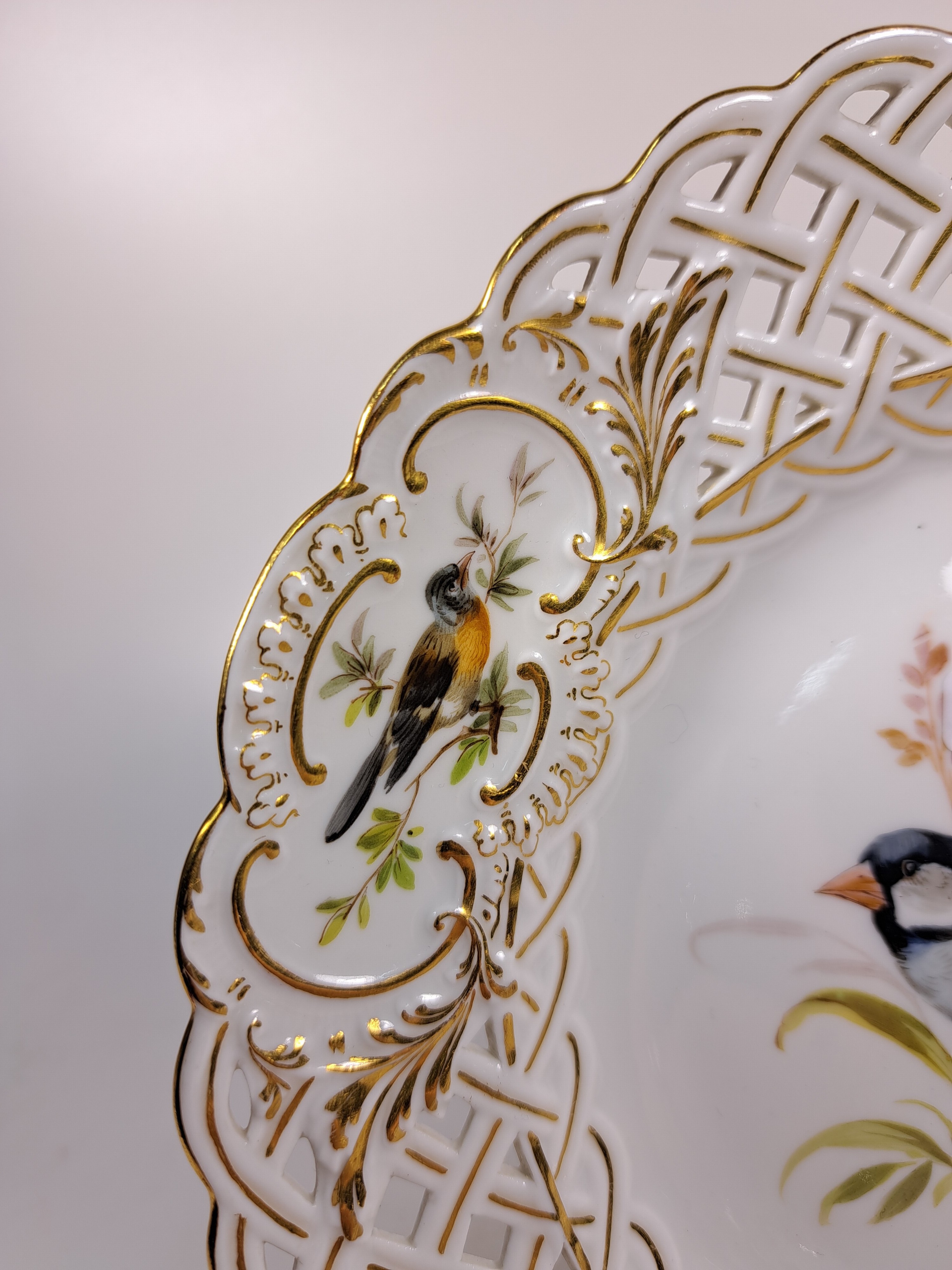 Detail d: Paar Zierteller/Dessertteller, Meissen, um 1880/90, Porzellan, Wandung in Durchbrucharbeit, Goldstaffage, feine Vogelbemalung, in drei Kartuschen ...