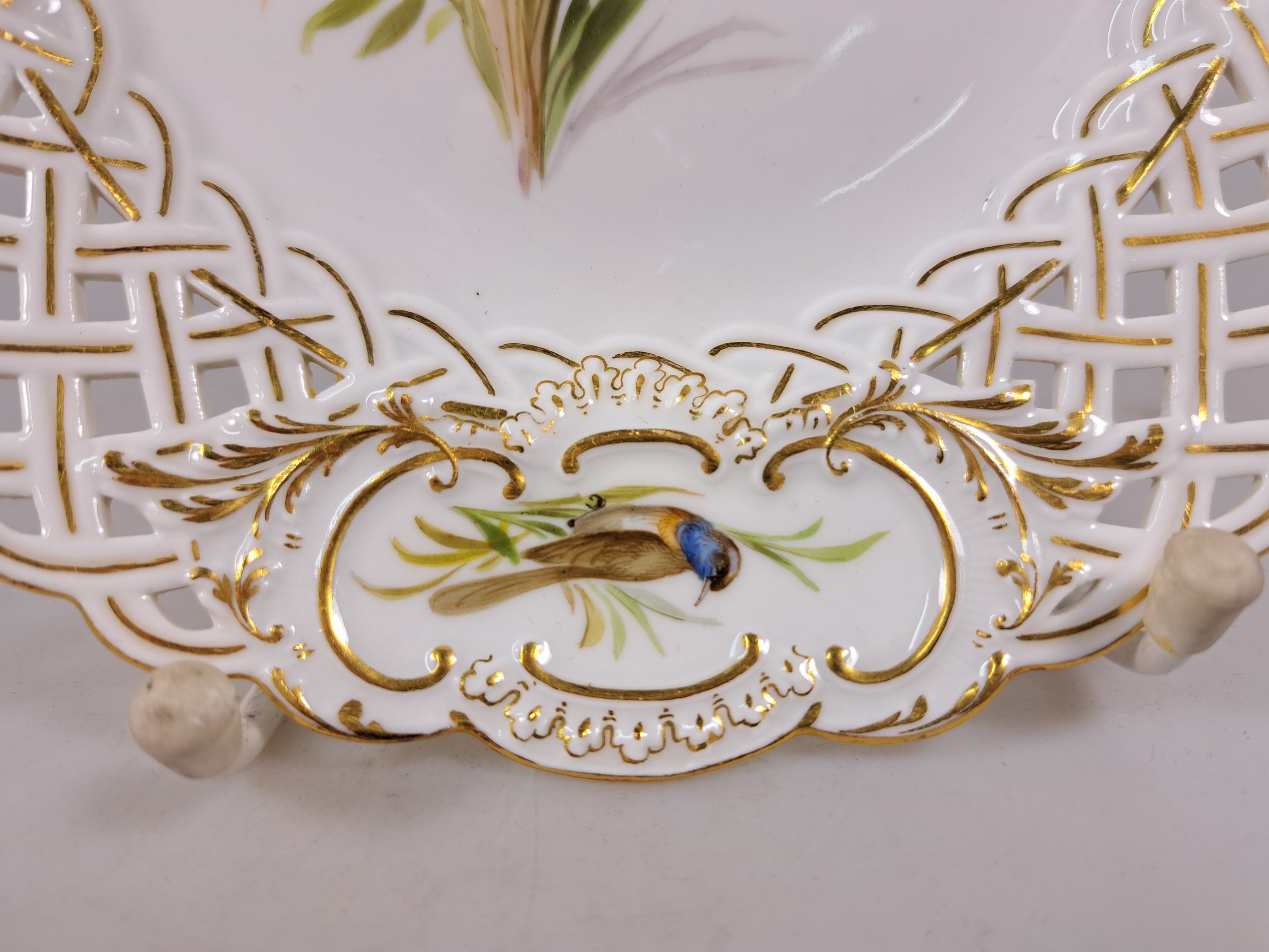 Detail e: Paar Zierteller/Dessertteller, Meissen, um 1880/90, Porzellan, Wandung in Durchbrucharbeit, Goldstaffage, feine Vogelbemalung, in drei Kartuschen ...