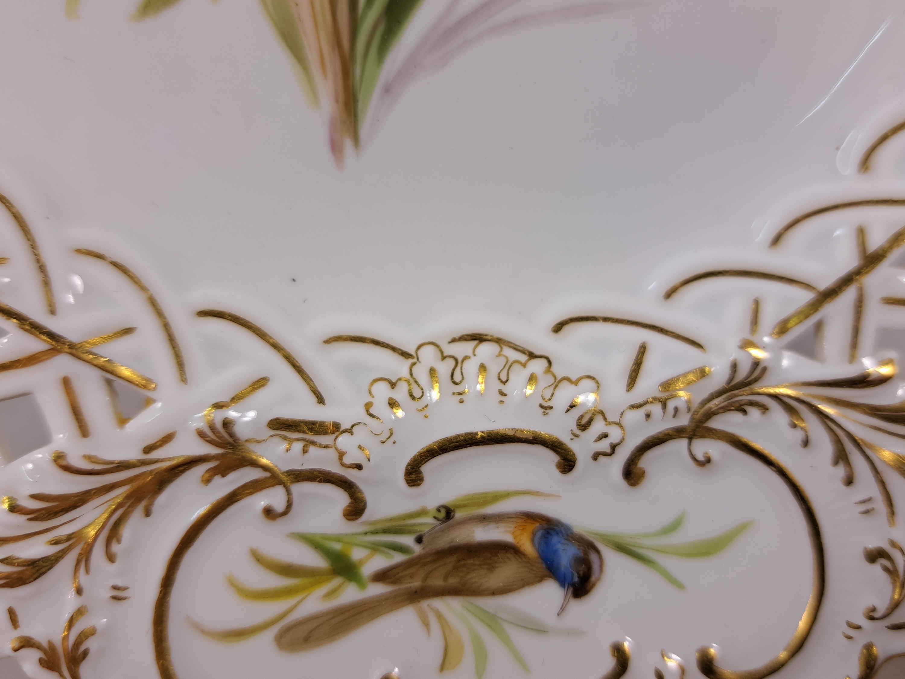 Detail f: Paar Zierteller/Dessertteller, Meissen, um 1880/90, Porzellan, Wandung in Durchbrucharbeit, Goldstaffage, feine Vogelbemalung, in drei Kartuschen ...