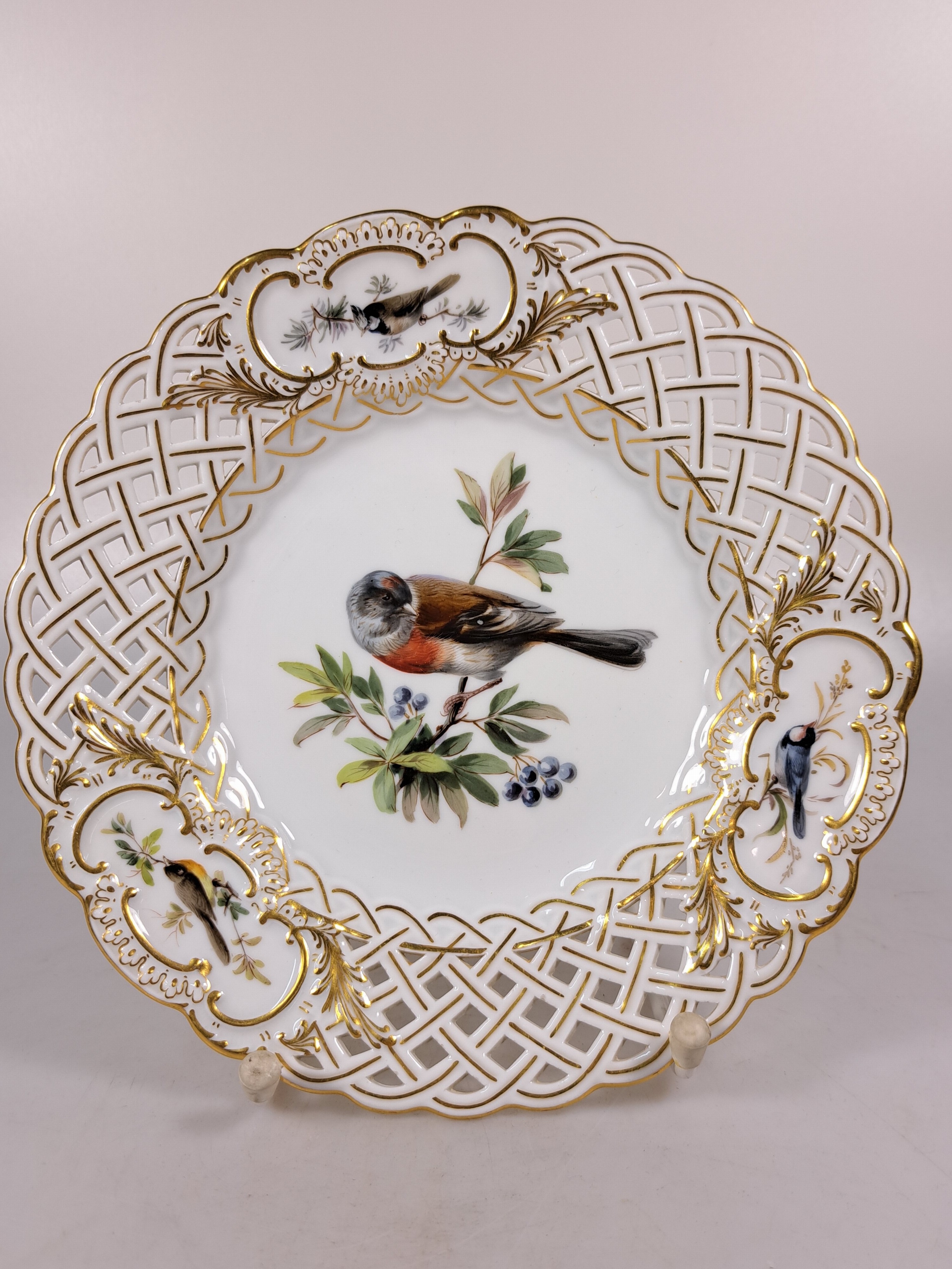 Detail h: Paar Zierteller/Dessertteller, Meissen, um 1880/90, Porzellan, Wandung in Durchbrucharbeit, Goldstaffage, feine Vogelbemalung, in drei Kartuschen ...
