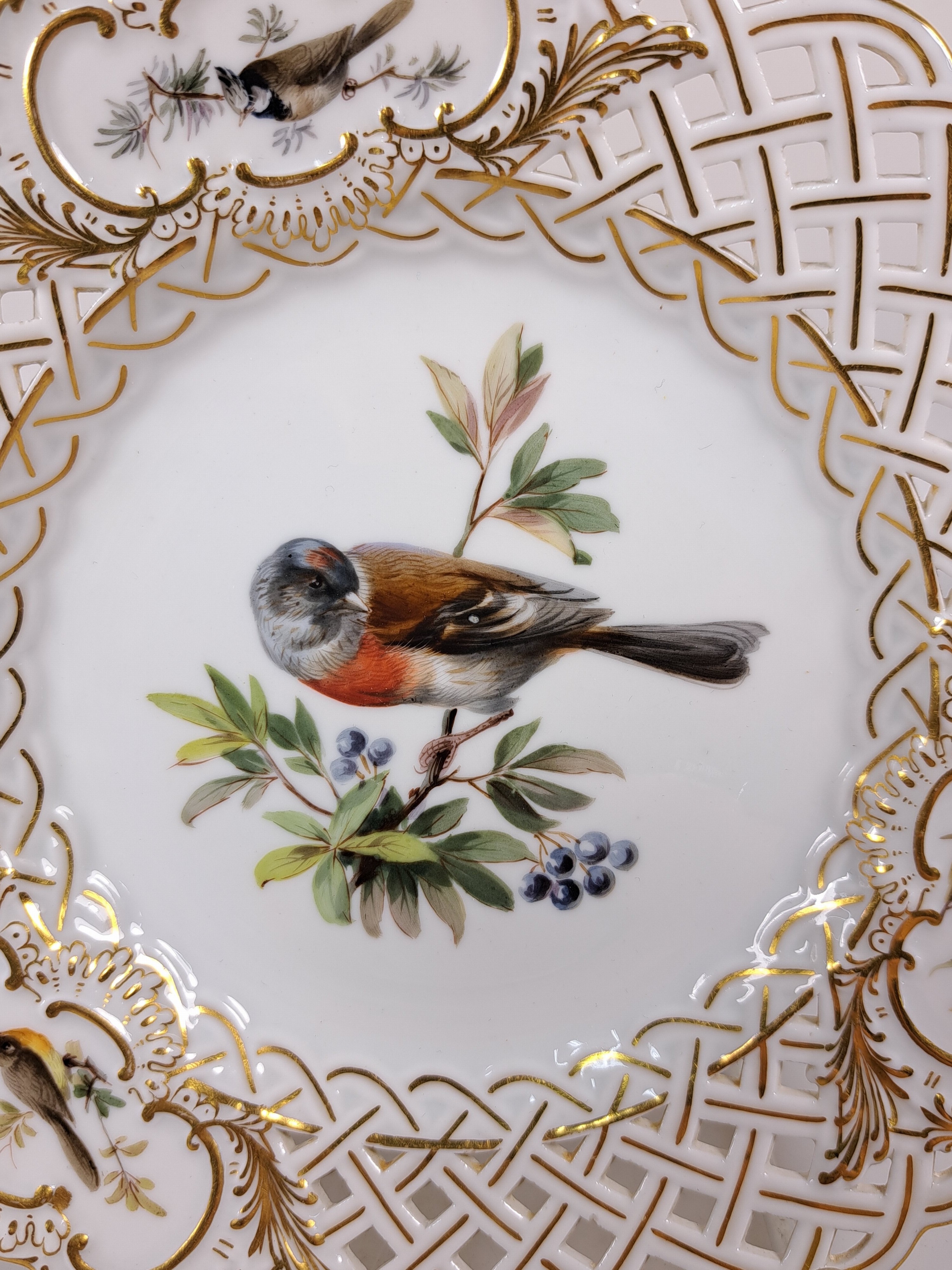 Detail i: Paar Zierteller/Dessertteller, Meissen, um 1880/90, Porzellan, Wandung in Durchbrucharbeit, Goldstaffage, feine Vogelbemalung, in drei Kartuschen ...