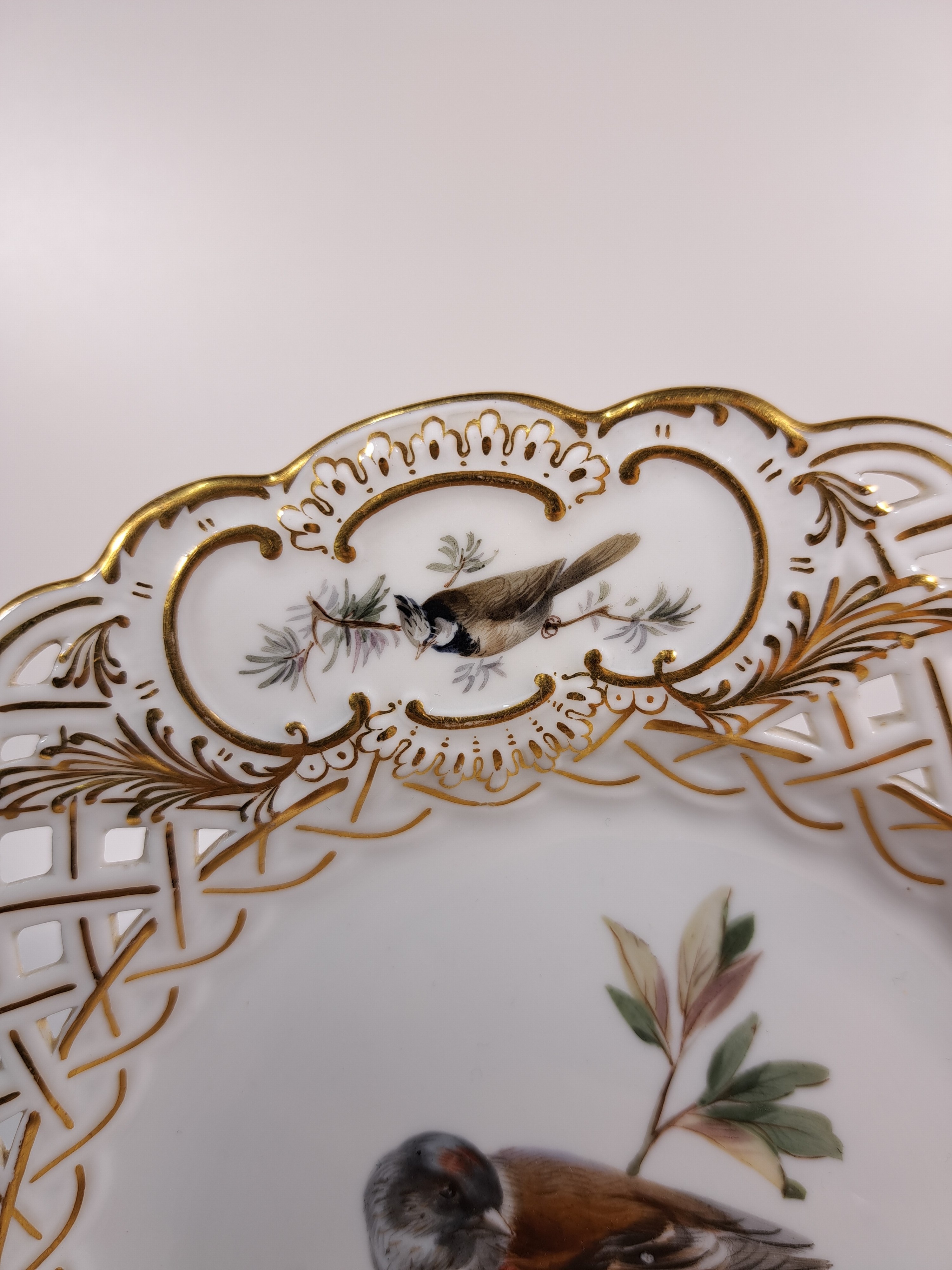 Detail k: Paar Zierteller/Dessertteller, Meissen, um 1880/90, Porzellan, Wandung in Durchbrucharbeit, Goldstaffage, feine Vogelbemalung, in drei Kartuschen ...
