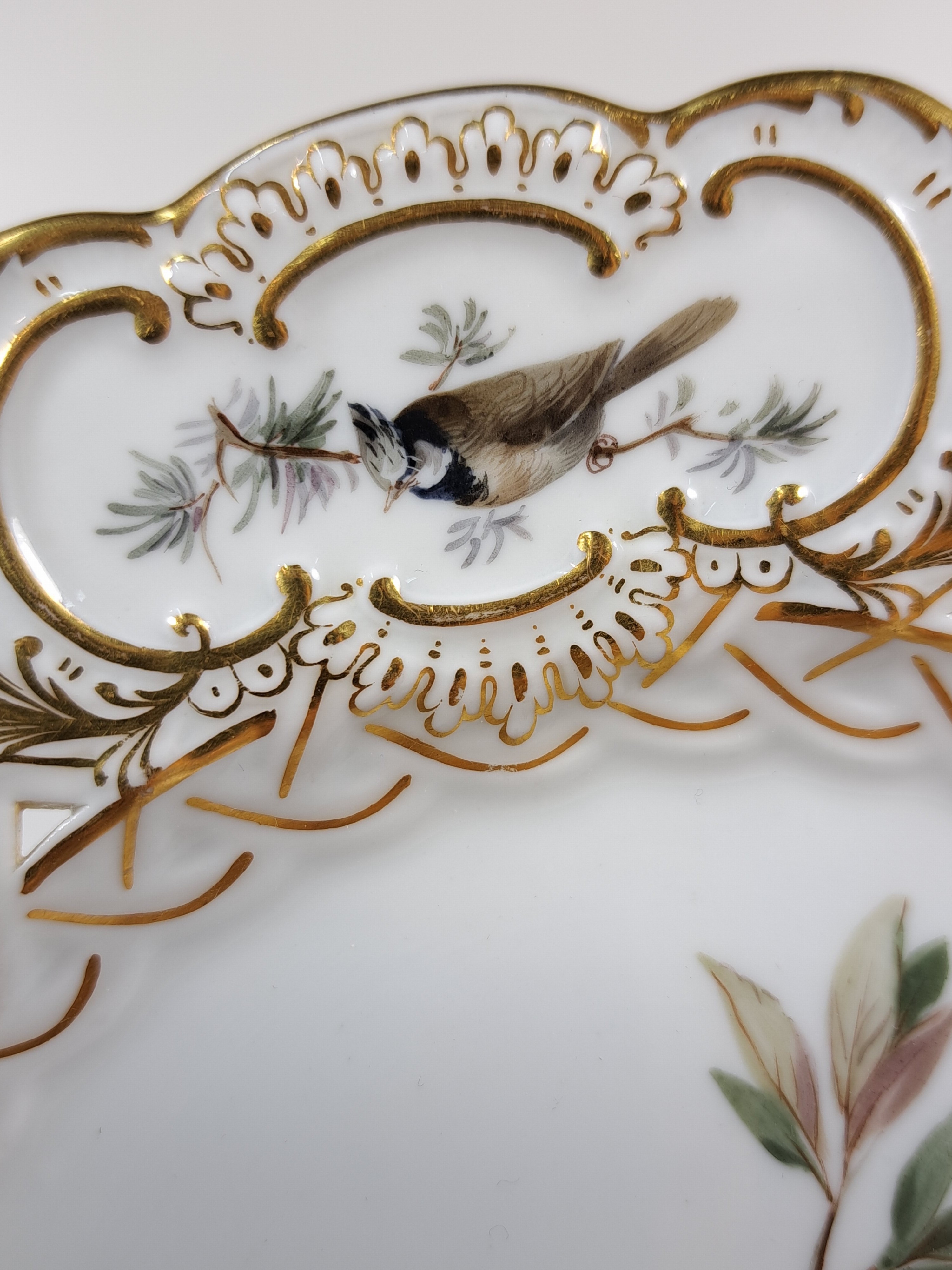 Detail l: Paar Zierteller/Dessertteller, Meissen, um 1880/90, Porzellan, Wandung in Durchbrucharbeit, Goldstaffage, feine Vogelbemalung, in drei Kartuschen ...