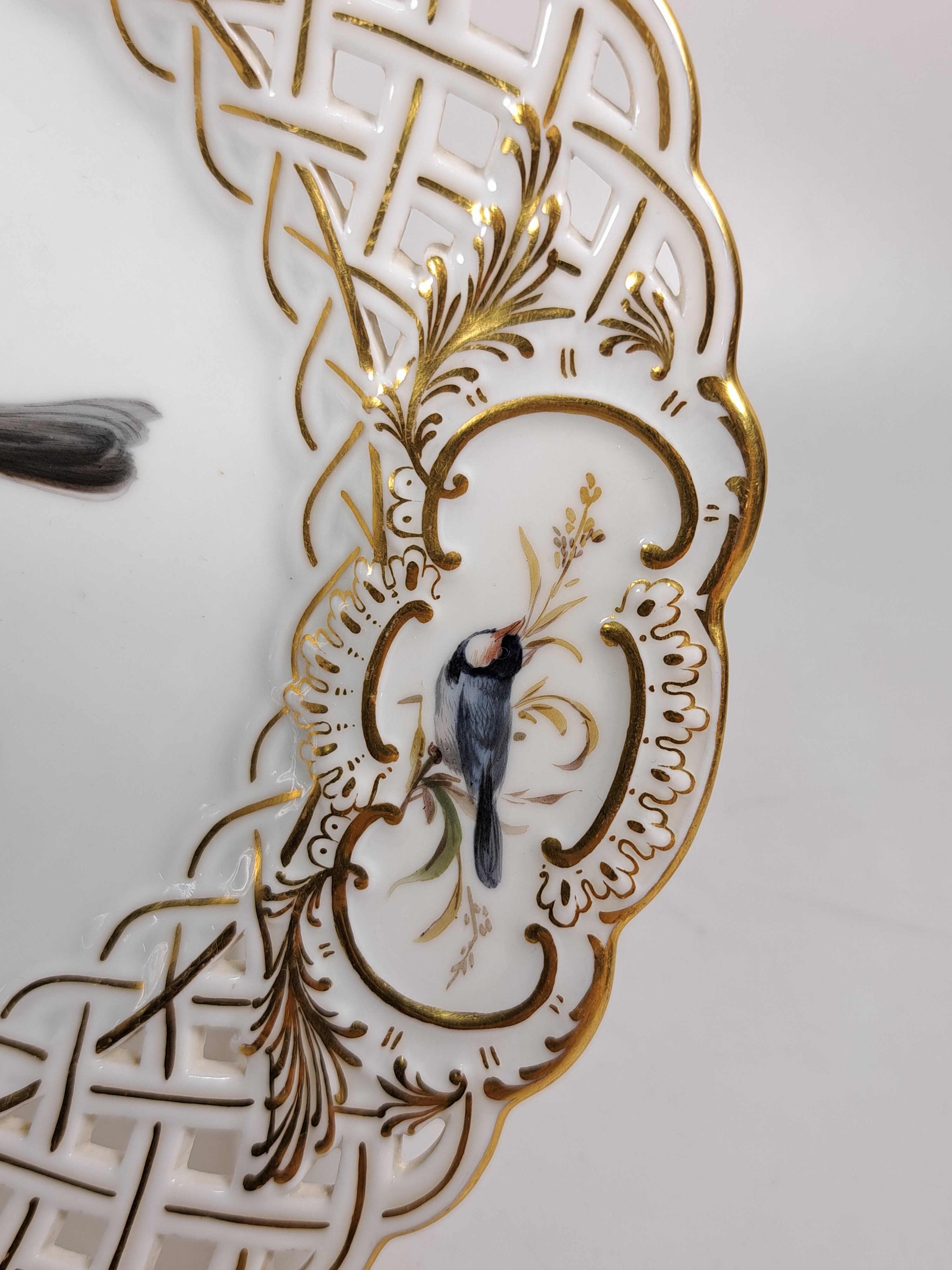 Detail m: Paar Zierteller/Dessertteller, Meissen, um 1880/90, Porzellan, Wandung in Durchbrucharbeit, Goldstaffage, feine Vogelbemalung, in drei Kartuschen ...