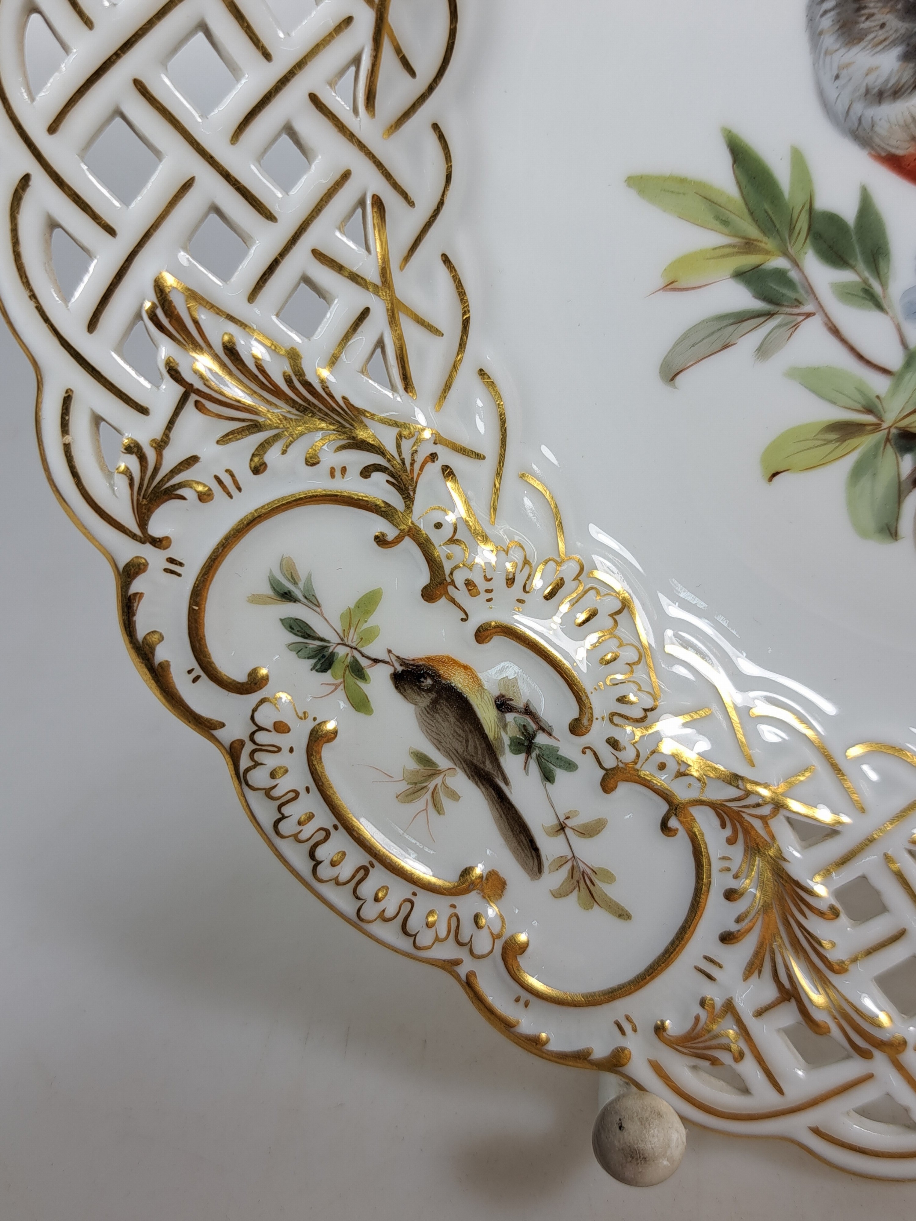 Detail n: Paar Zierteller/Dessertteller, Meissen, um 1880/90, Porzellan, Wandung in Durchbrucharbeit, Goldstaffage, feine Vogelbemalung, in drei Kartuschen ...