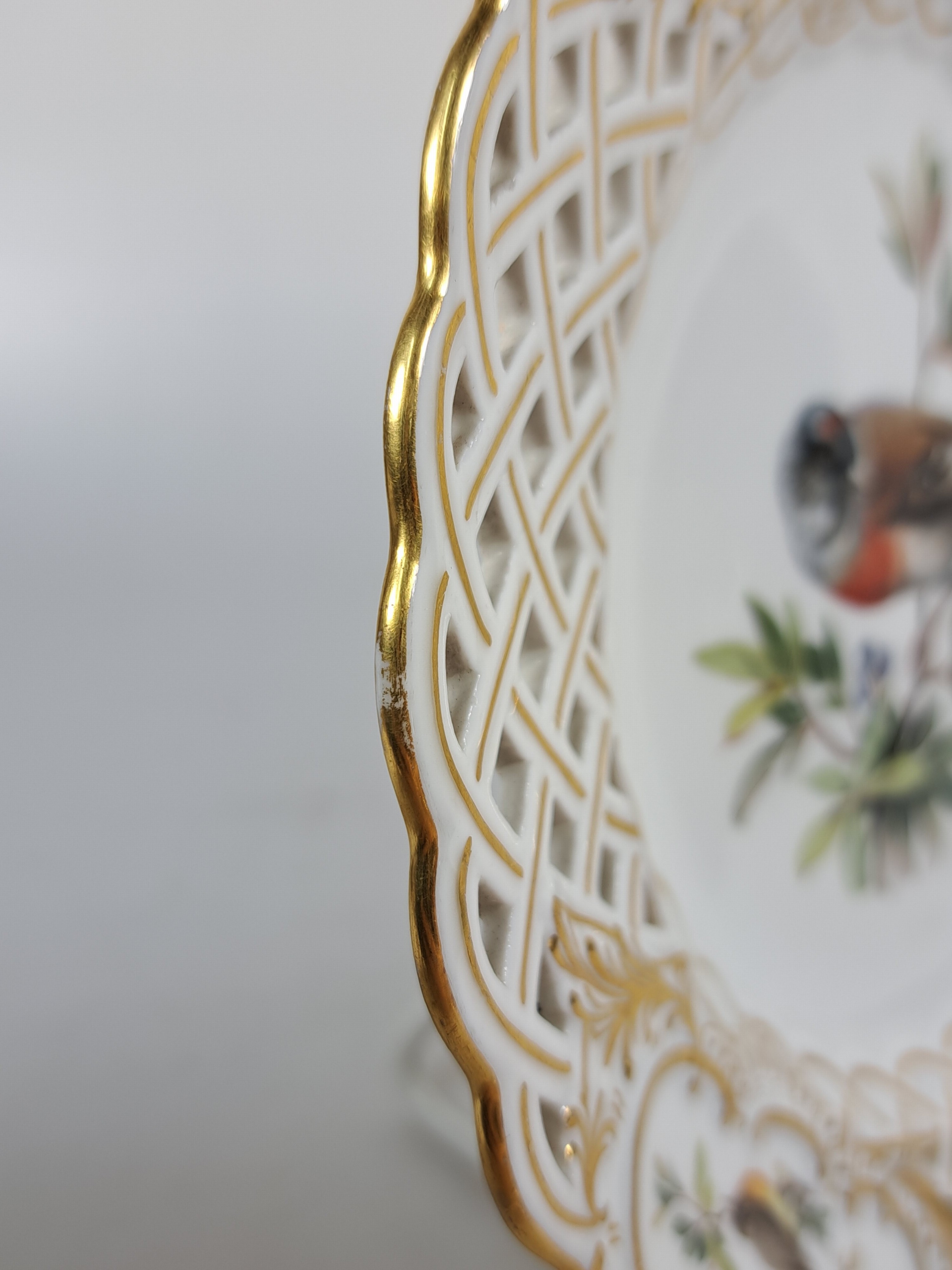 Detail o: Paar Zierteller/Dessertteller, Meissen, um 1880/90, Porzellan, Wandung in Durchbrucharbeit, Goldstaffage, feine Vogelbemalung, in drei Kartuschen ...