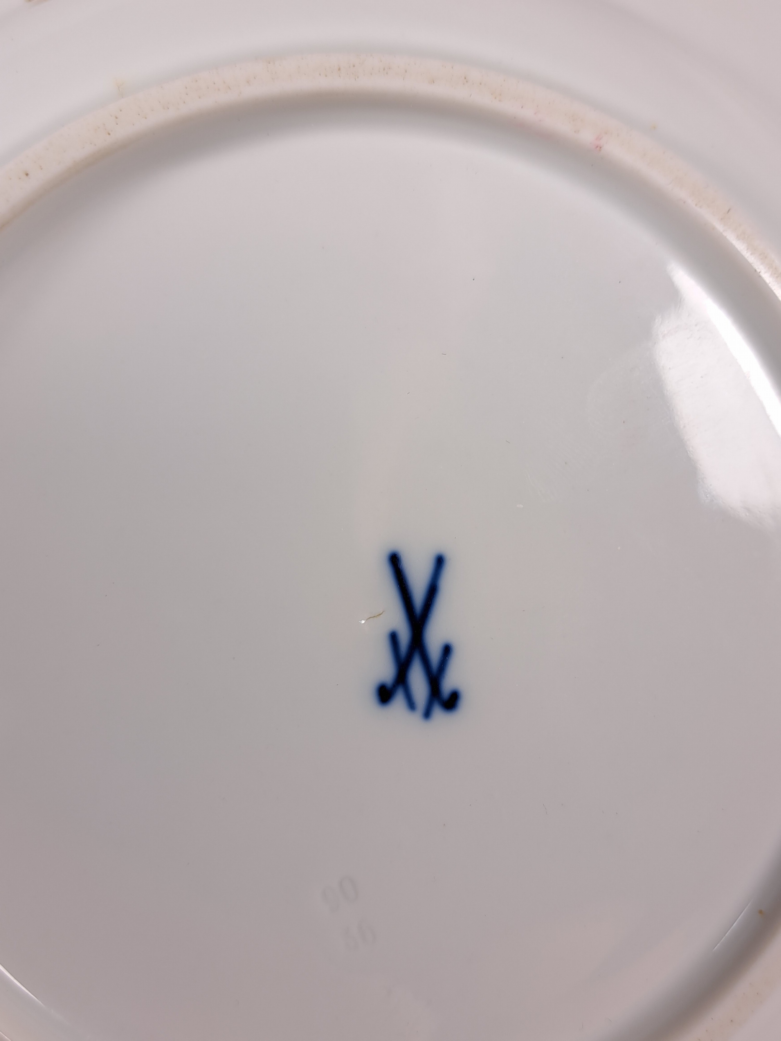 Detail p: Paar Zierteller/Dessertteller, Meissen, um 1880/90, Porzellan, Wandung in Durchbrucharbeit, Goldstaffage, feine Vogelbemalung, in drei Kartuschen ...