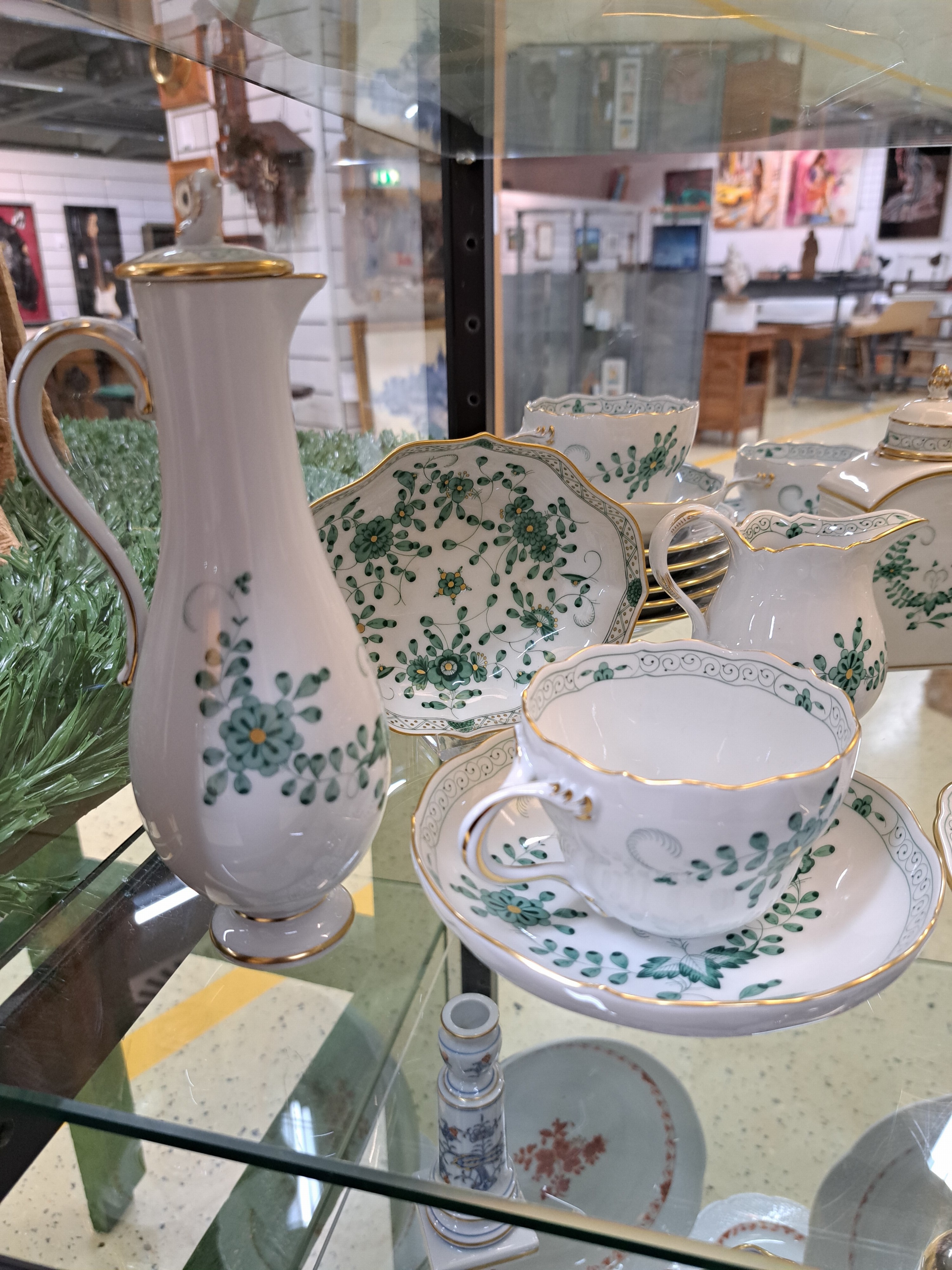 Detail a: Kaffeeservice, Meissen, 2. Hälfte 20. Jh., indische Malerei in Grün, goldgetupft, Goldränder, Zuckerdose, Milchkännchen, sechs Tasse mit ...